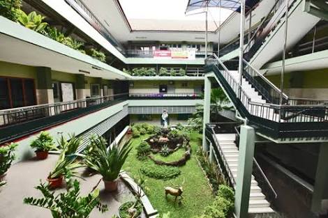 Di urutan kedua ada sma katolik st louis 1, dan di urutan ketiga diraih sma . File Interior Smak Frateran Jpeg Wikimedia Commons
