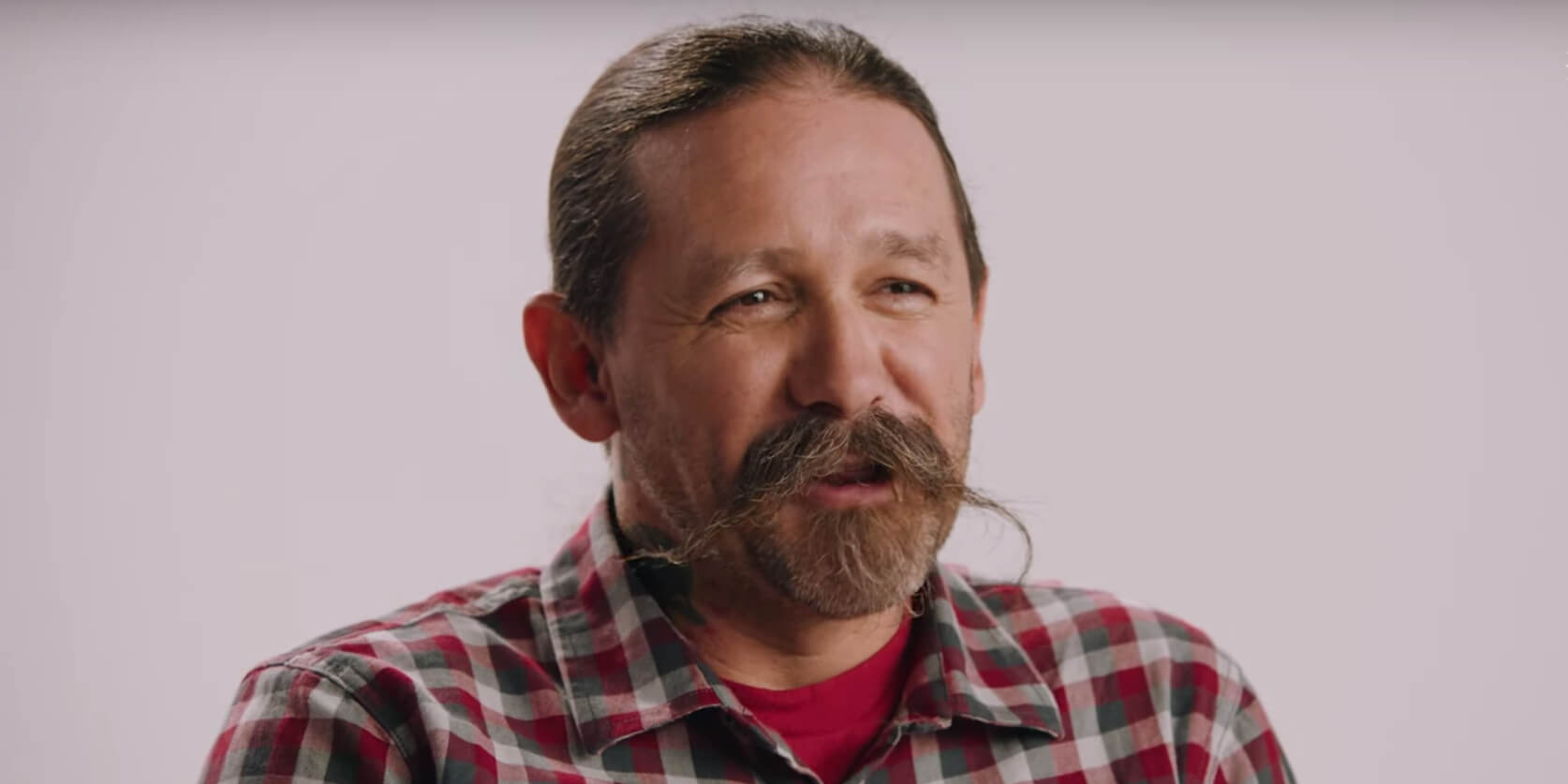 Oliver Ink - Ultra HD Light Background - Desktop