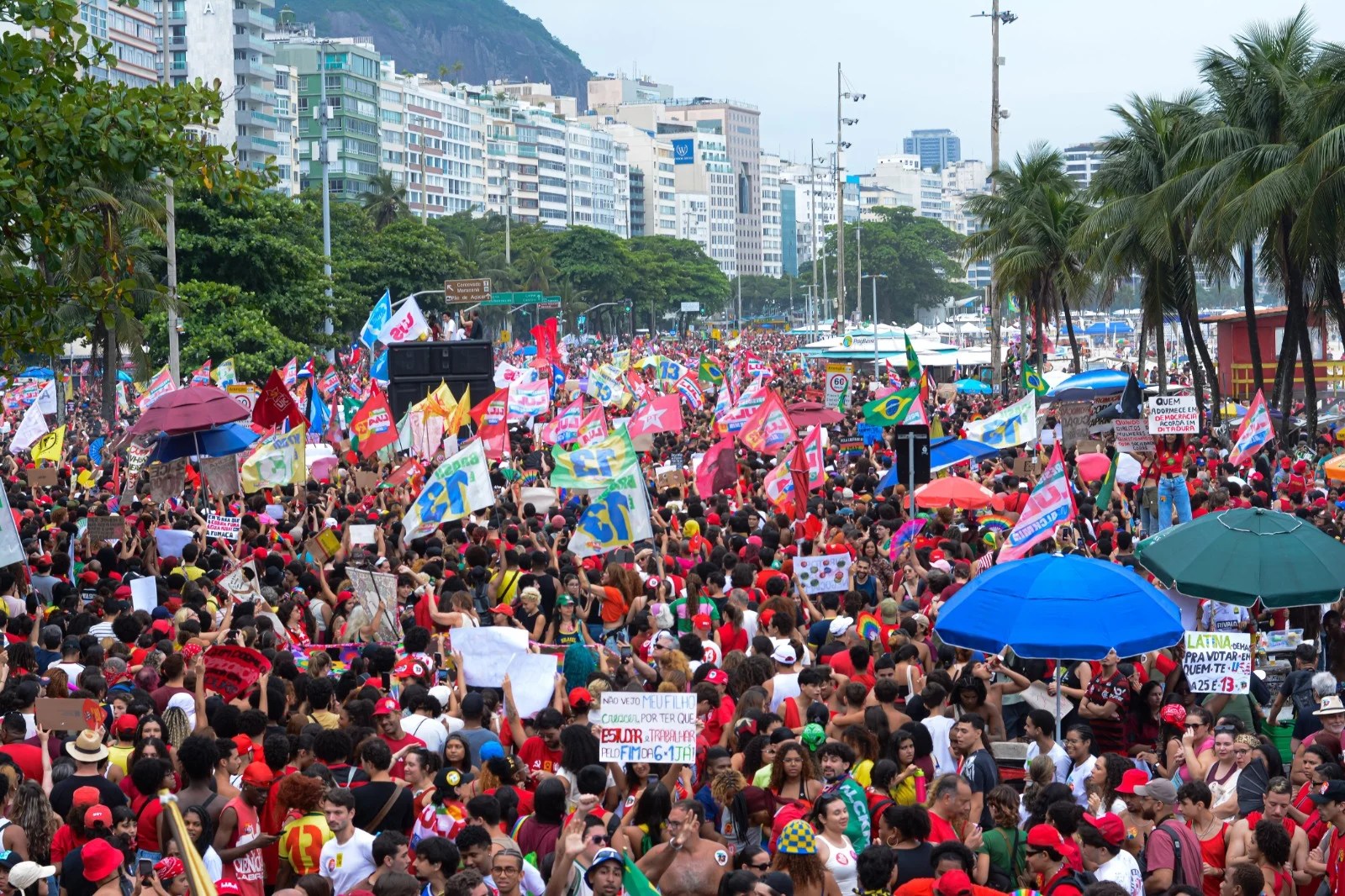 Apoiadores realizam ato pró-Lula em Copacabana sem a presença do presidente