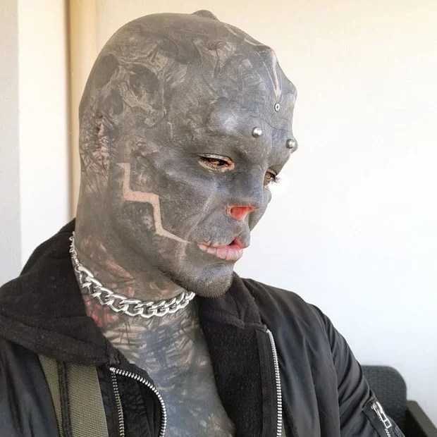 Black Alien Project Antes : El Frances Se Quita La Nariz Y Las Orejas Para Parecer Un Extraterrestre Ver