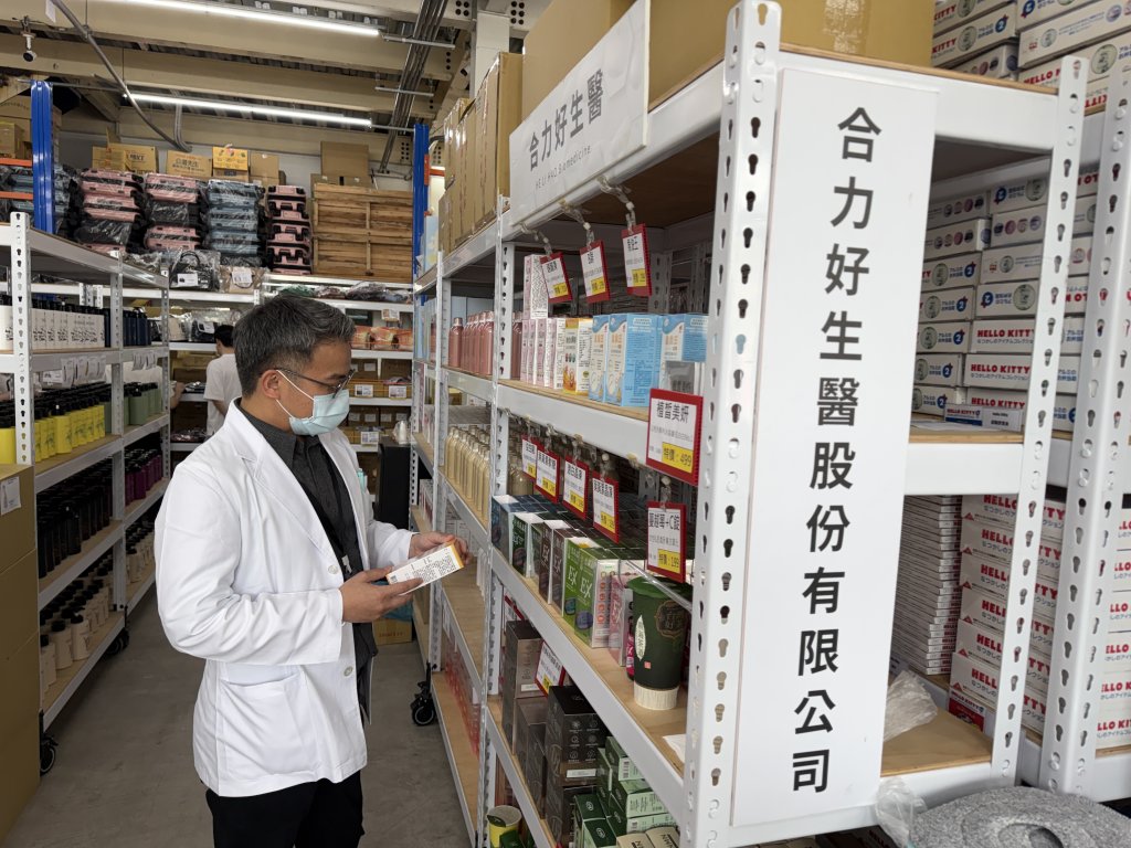 專業研發人員在生技實驗室中精準調配保健食品配方。