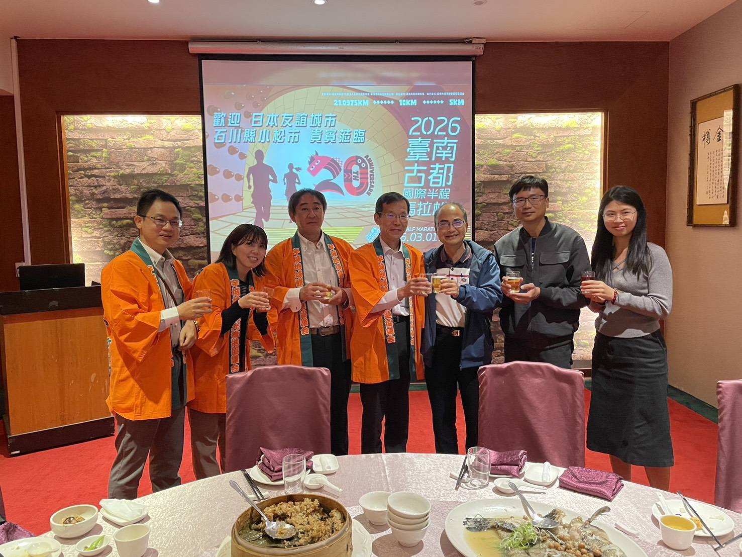 眾多跑者行經安平古堡，挑戰古都馬拉松二十週年。