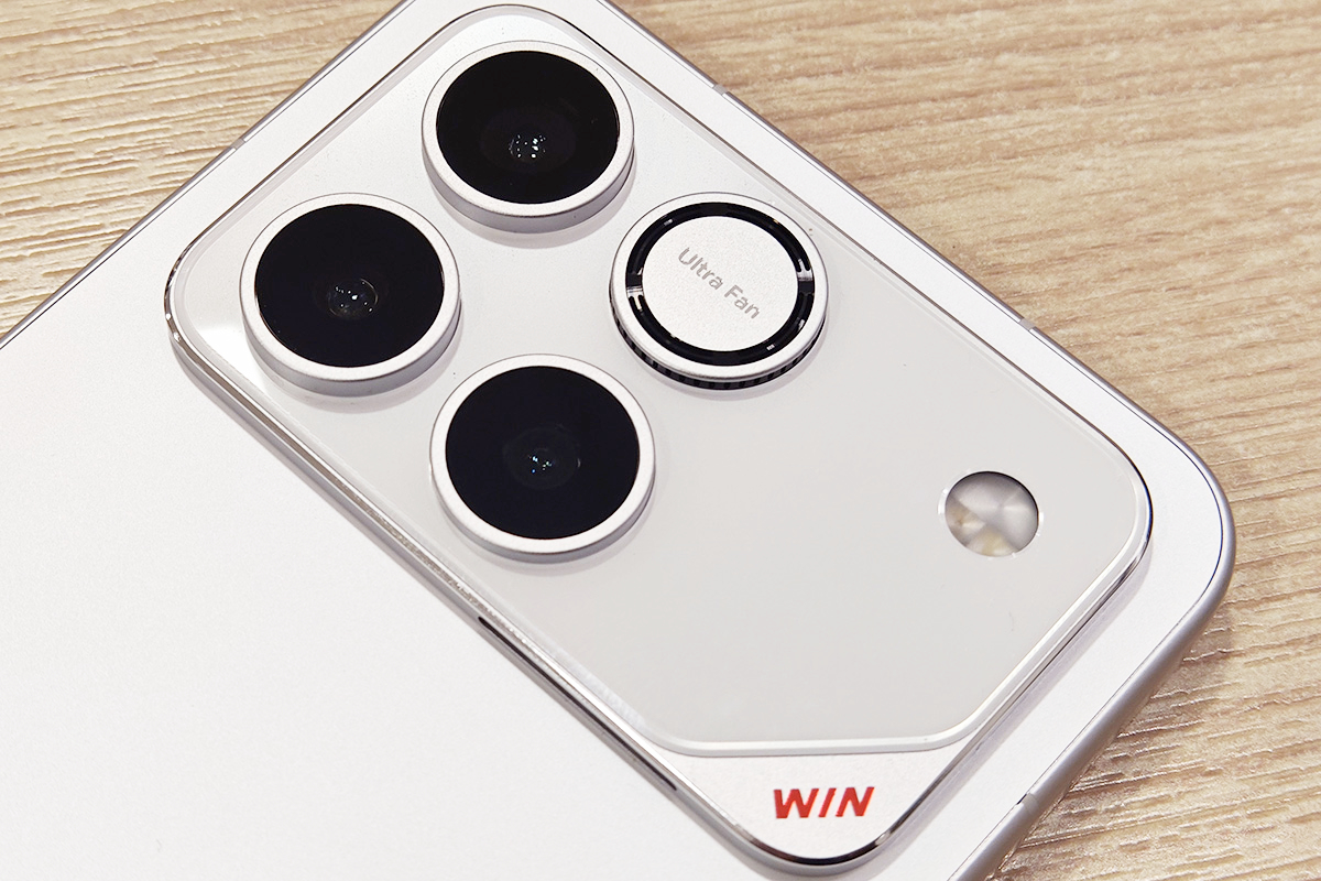 カメラ部分に空冷ファンを搭載している