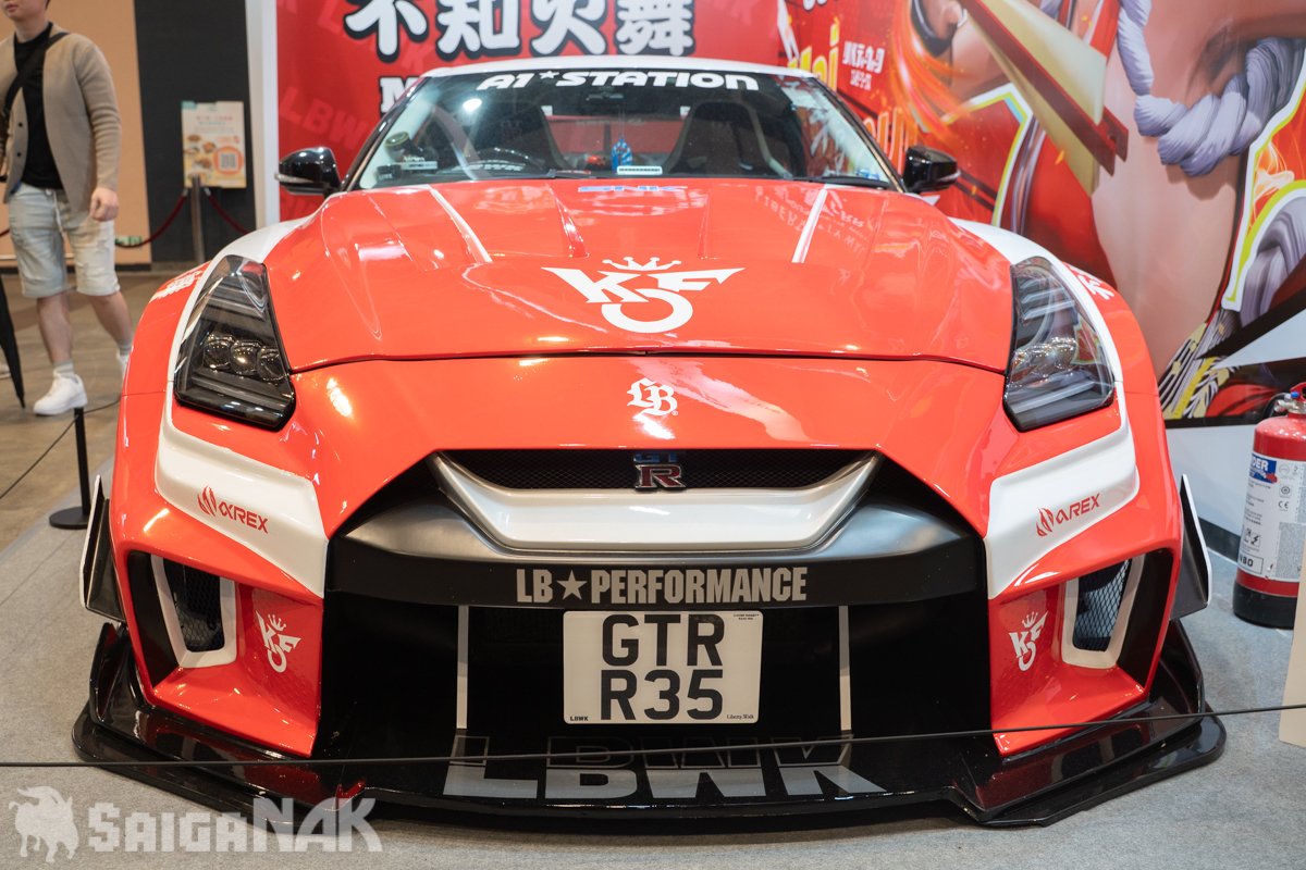 正面のペイントは控えめでクール