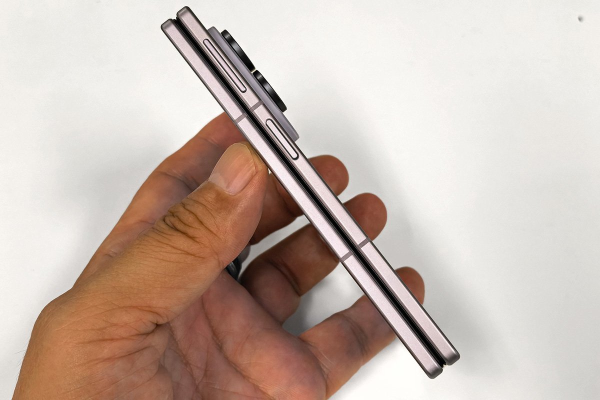 閉じても9.7mmの薄さ