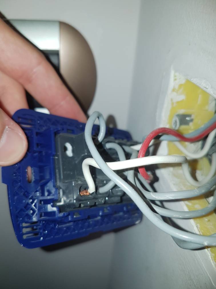 Problema Accensione Luce Da 3 Interruttori Tom S Hardware Italia