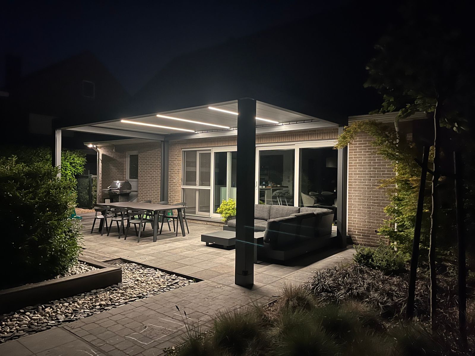 LED verlichting in de lamellen maakt het ook 's avonds fijn buiten vertoeven 