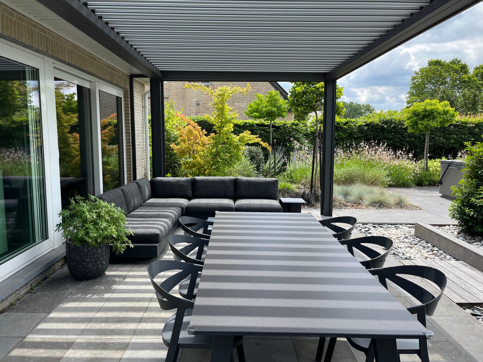 Heerlijk vertoeven onder een pergola met lamellen