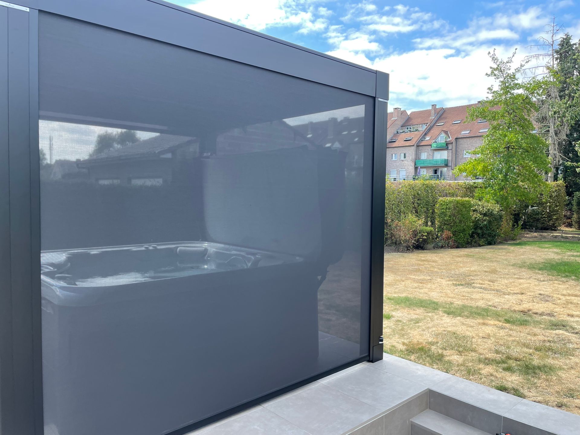Geïntegreerd screen in weinor overkapping met lamellen