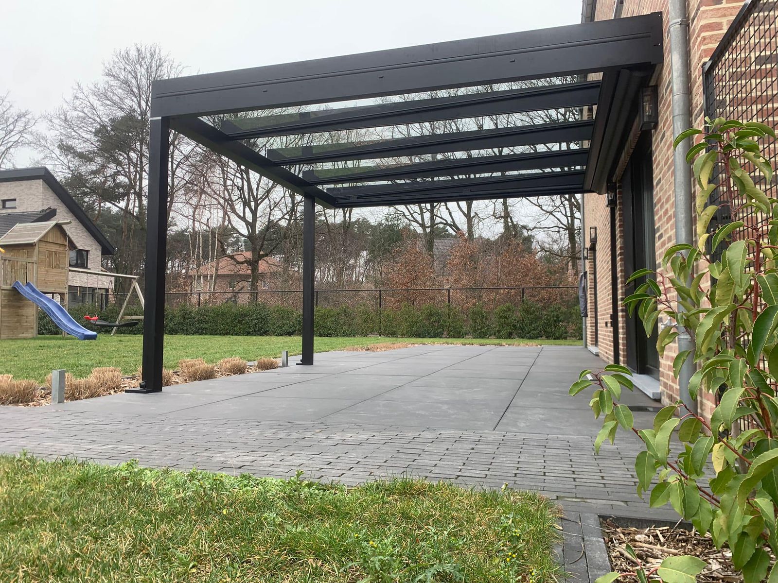 Terrazza Pure met helder glas en geïntegreerde onderliggende zonwering 