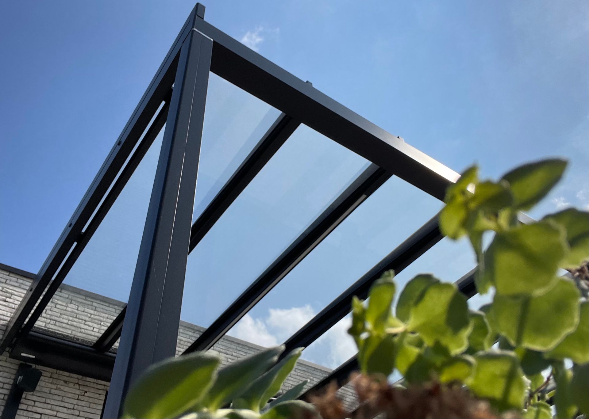 Terrazza Pure, aluminium strakke overkapping met helder glas en verandazonwering 