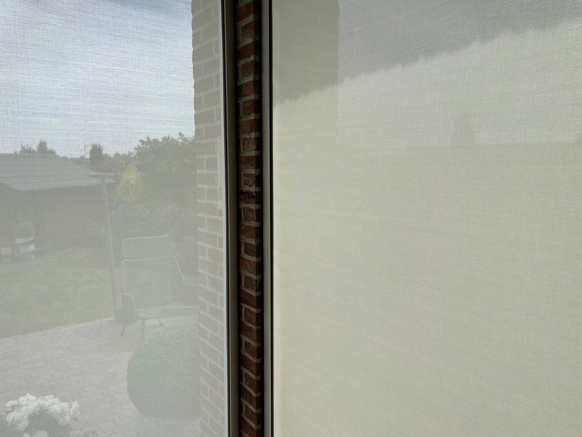 Roma screens, links: 5% sergé doek, rechts 1% sergé doek voor meer privacy 