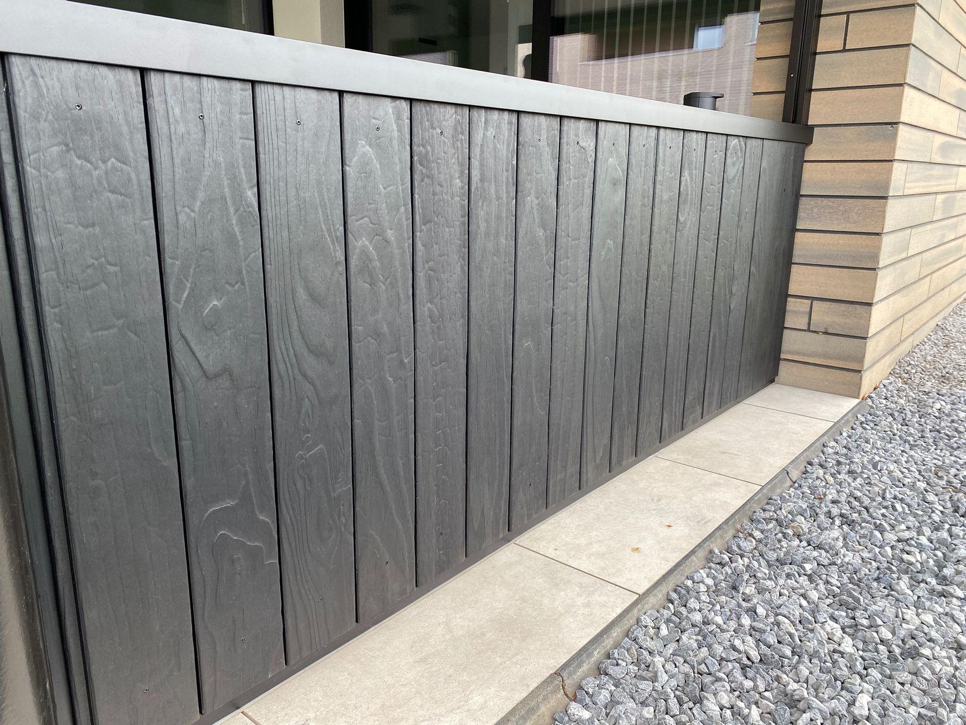 Burned wood, gebrand hout is trending en past in bijna elk exterieur 