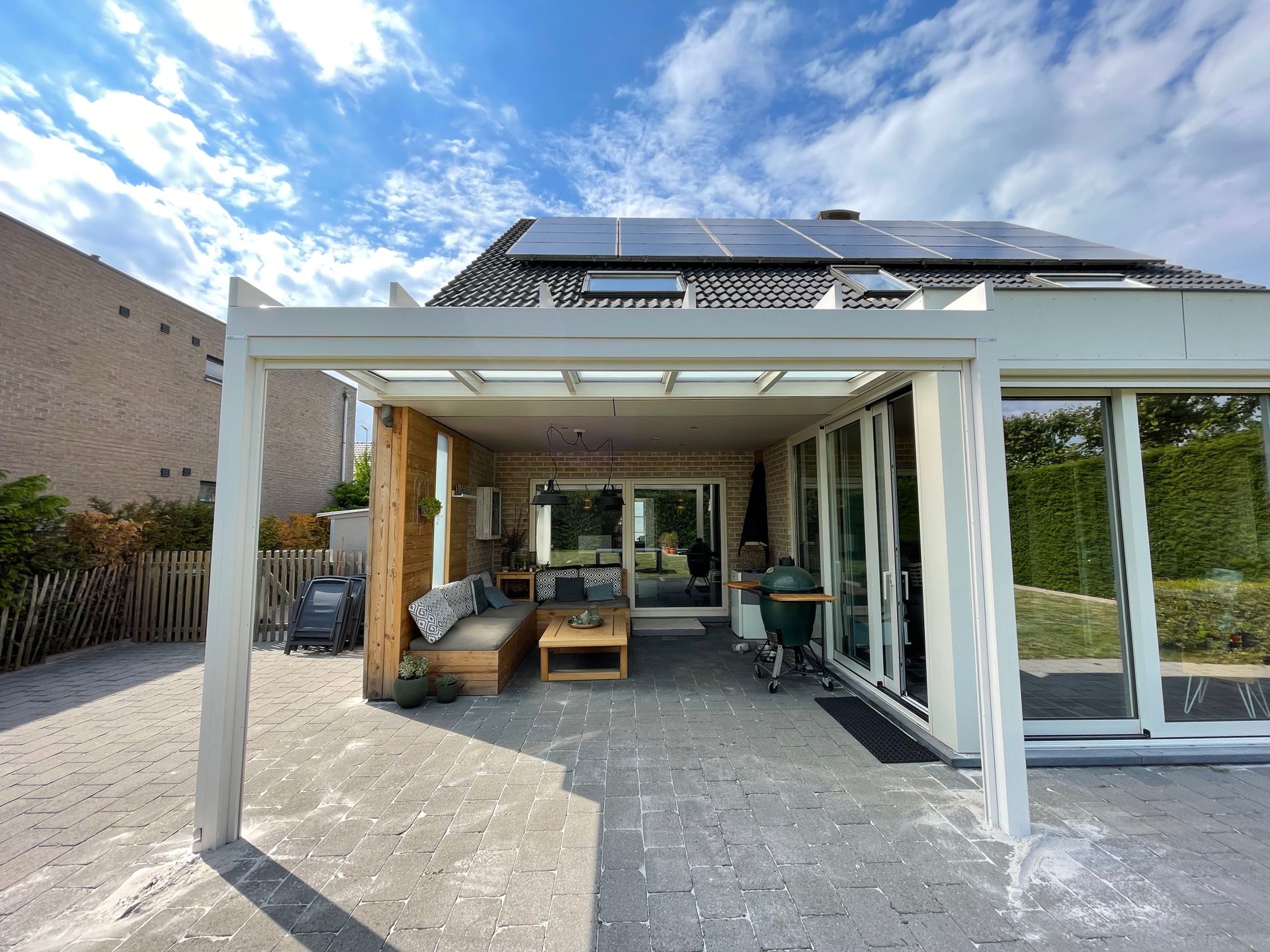 Witte overkapping met opaal glas 