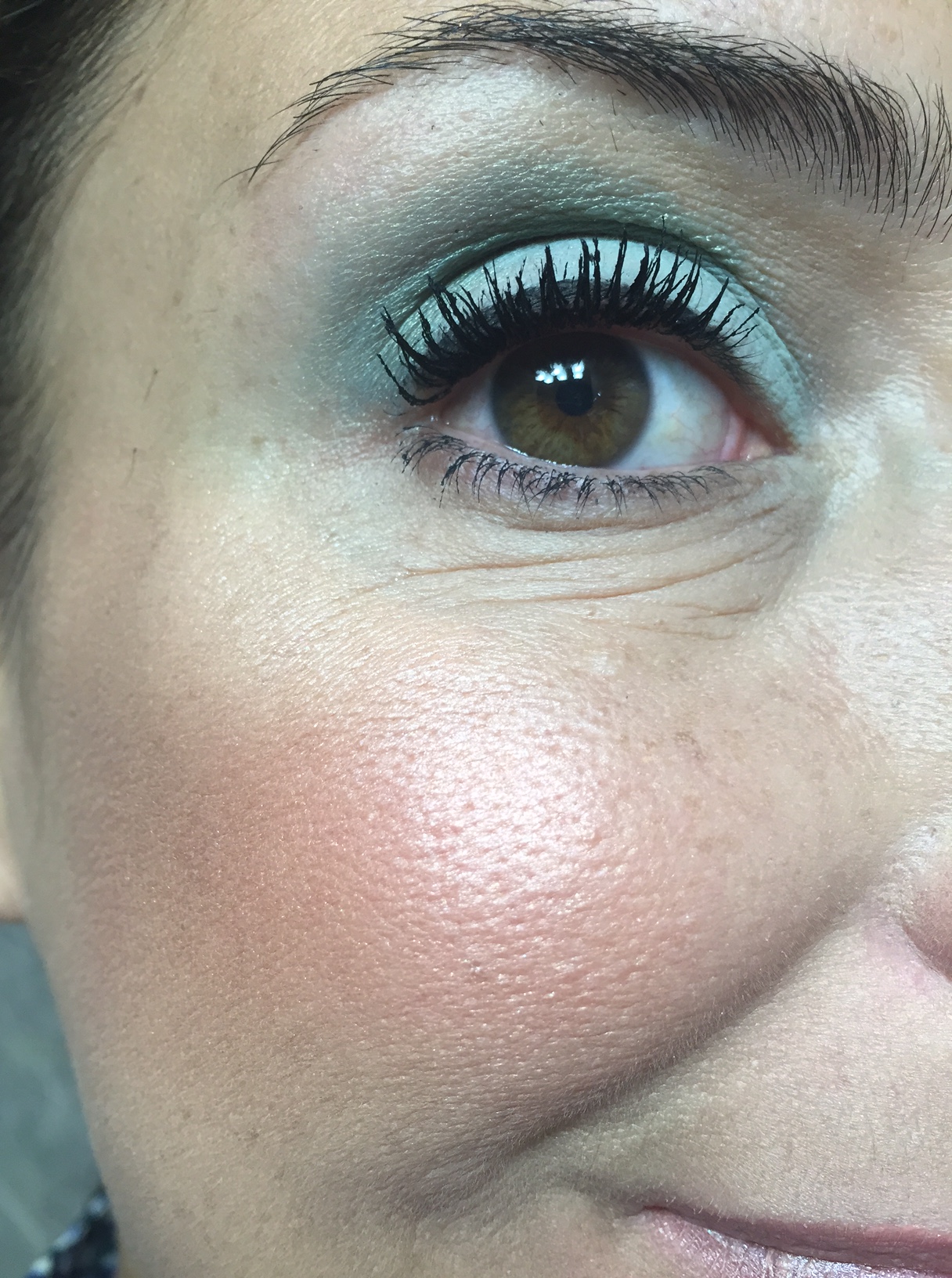 Nars: No se ve tanto lo mate por el rubor e iluminador. Pero ver los poros que se nota la base, y las arrugas son mas visibles