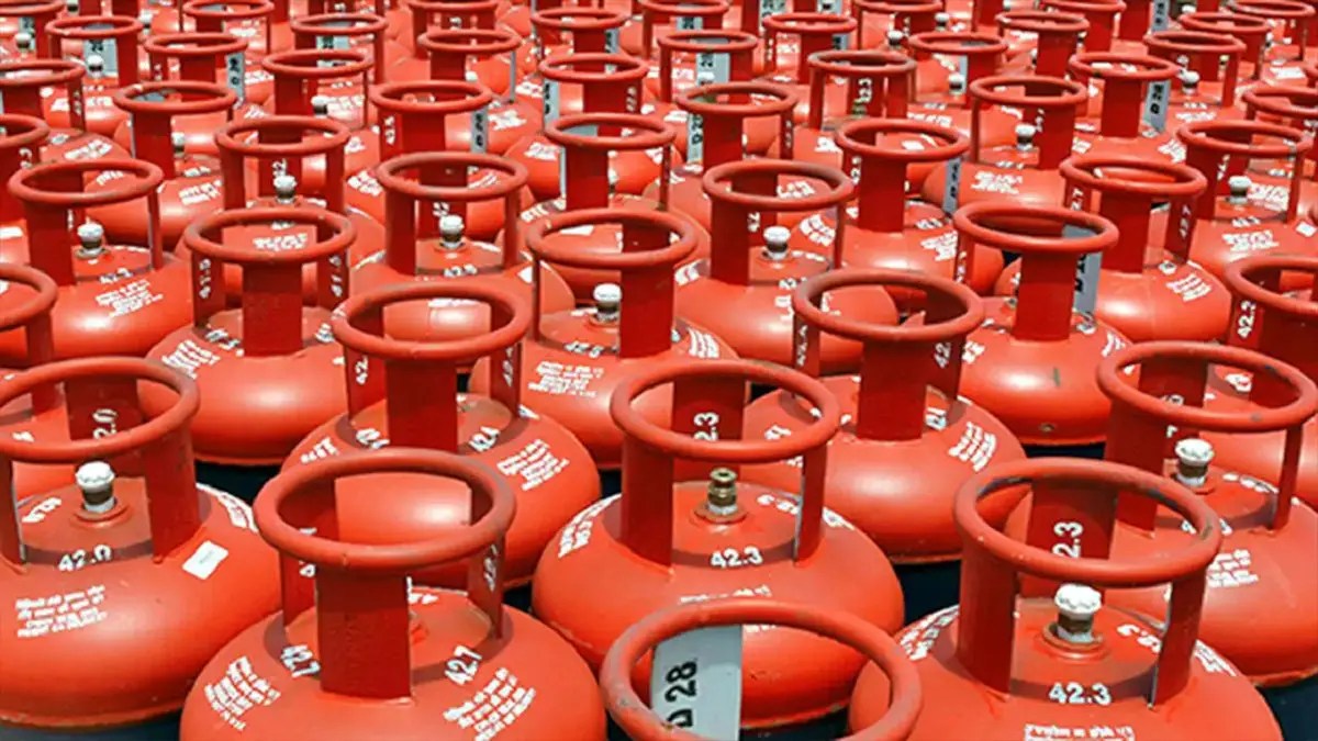 LPG गैस उपभोक्ताओं के लिए बड़ी खबर! सरकार के नए नियमों ने बढ़ाई चिंता, जानिए क्या बदल गया और इसका आप पर क्या असर पड़ेगा LPG गैस उपभोक्ताओं के लिए बड़ी खबर! सरकार के नए नियमों ने बढ़ाई चिंता, जानिए क्या बदल गया और इसका आप पर क्या असर पड़ेगा