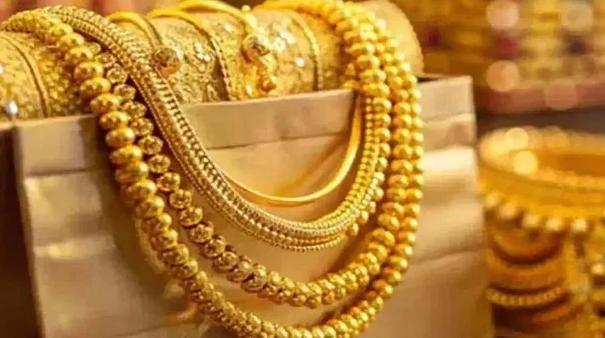 चांदी के बाजार में मची बड़ी हलचल! एक ही दिन में 5000 रुपये तक लुढ़के दाम, सोना भी फिसला तो खरीदारों की निकल पड़ी लॉटरी