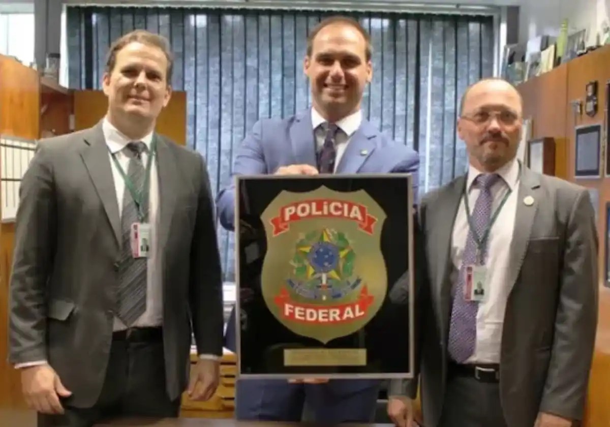 A Fenapef (Federação Nacional dos Policiais Federais) homenageia Eduardo Bolsonaro em 2020 | Imagem reprodução via O Globo