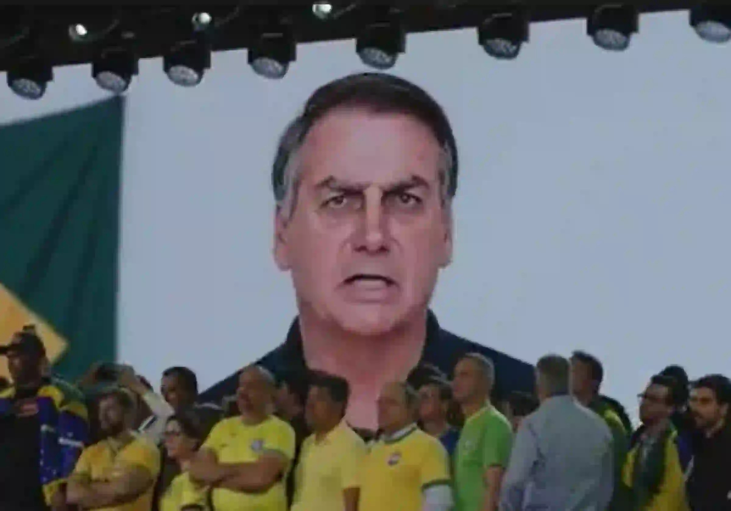 Convenção do PL que lançou Flávio Bolsonaro candidato usou imagens de IA com Jair Bolsonaro, preso por tentativa de golpe de Estado / Imagem reprodução / redes sociais |•| Urbs Magna