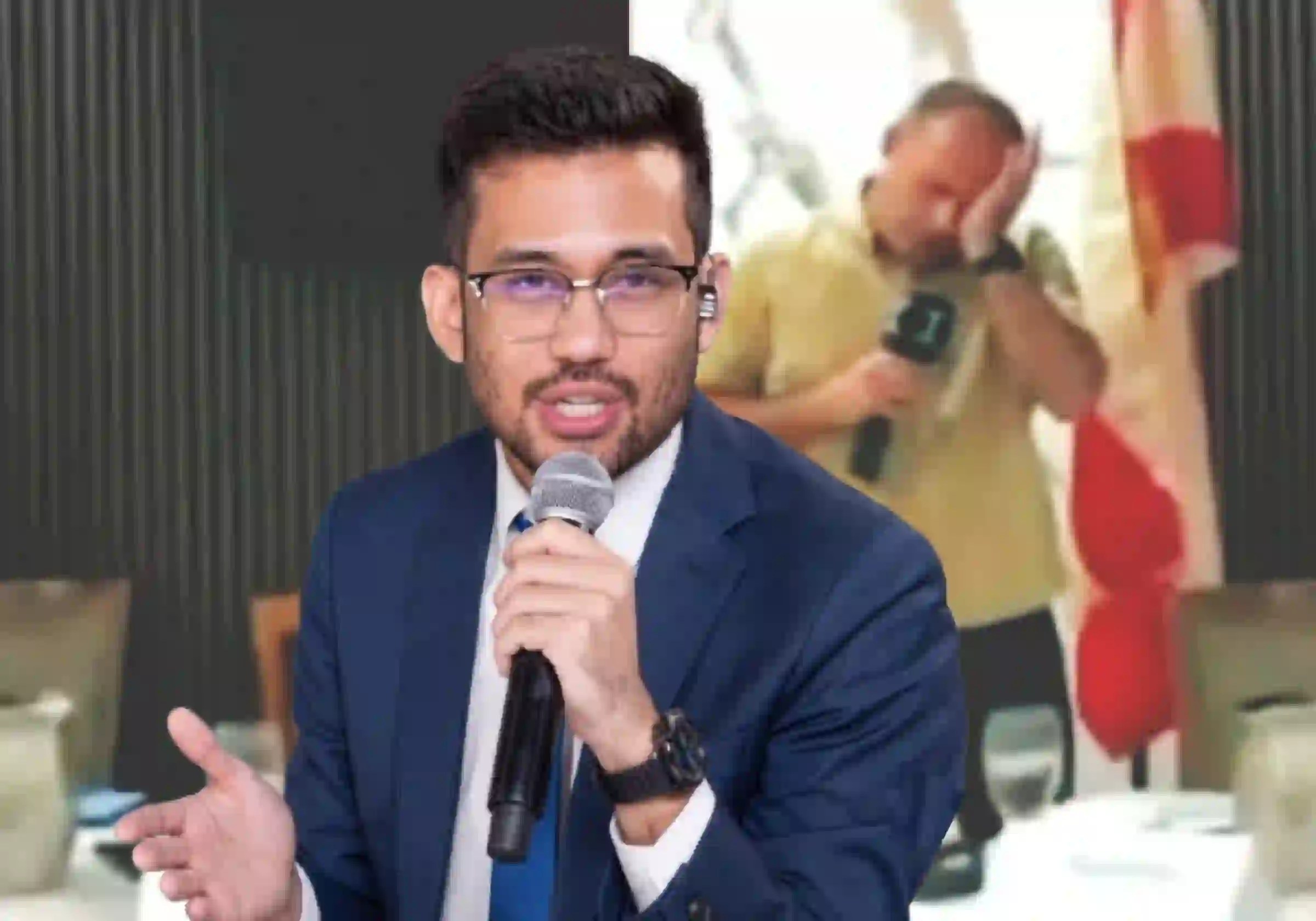 O deputado federal Kim Kataguiri (Missão-SP) e seu ex-homólogo chorando ao fundo / Imagens reprodução |•| ARTE URBS MAGNA