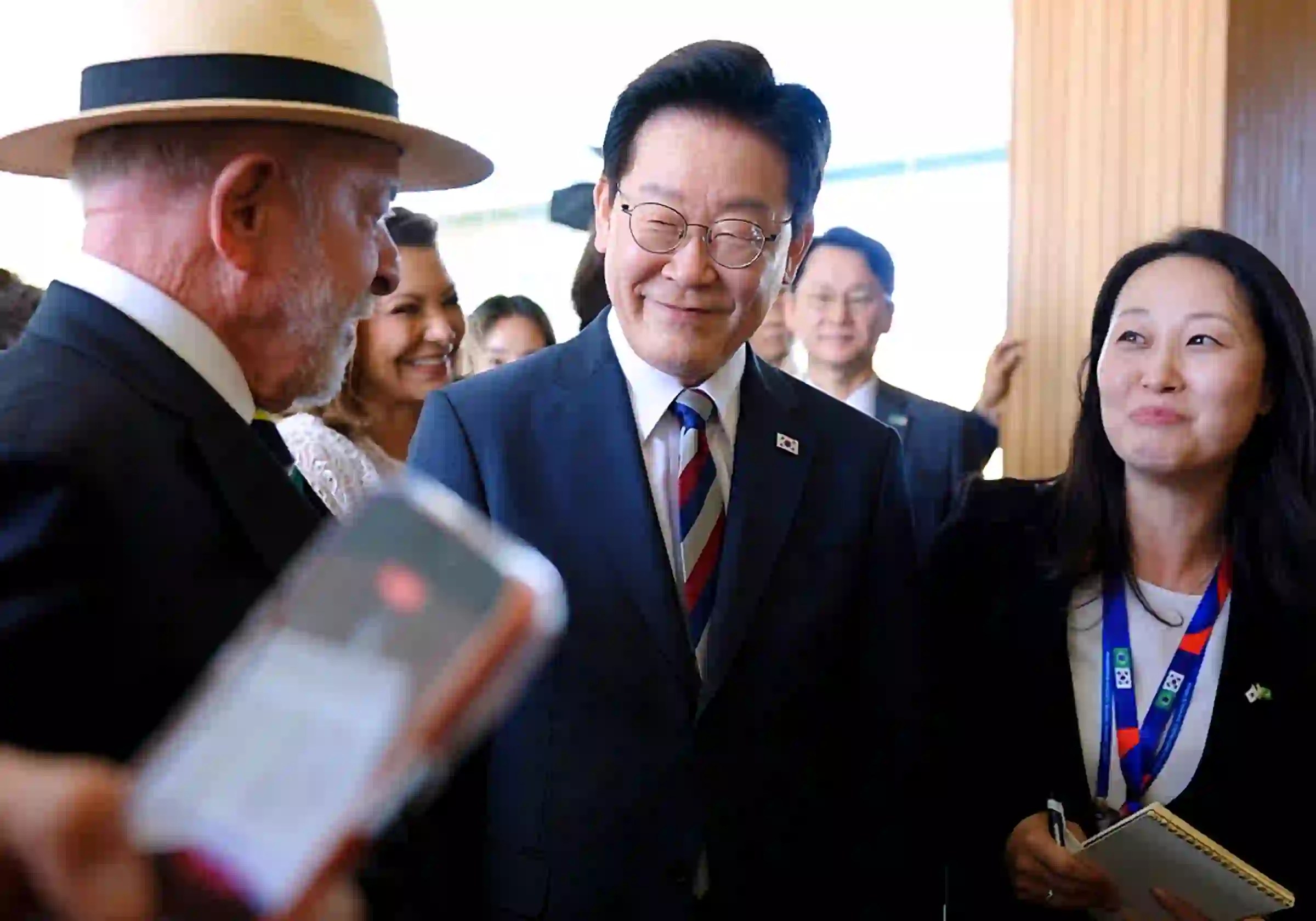 Lee olha para Lula após a leitura de seu registro de entrada no Palácio do Alvorada, com dedicatória à amizade entre Coreia do Sul e Brasil / Imagem reprodução / KTV Imagine |•| URBS MAGNA