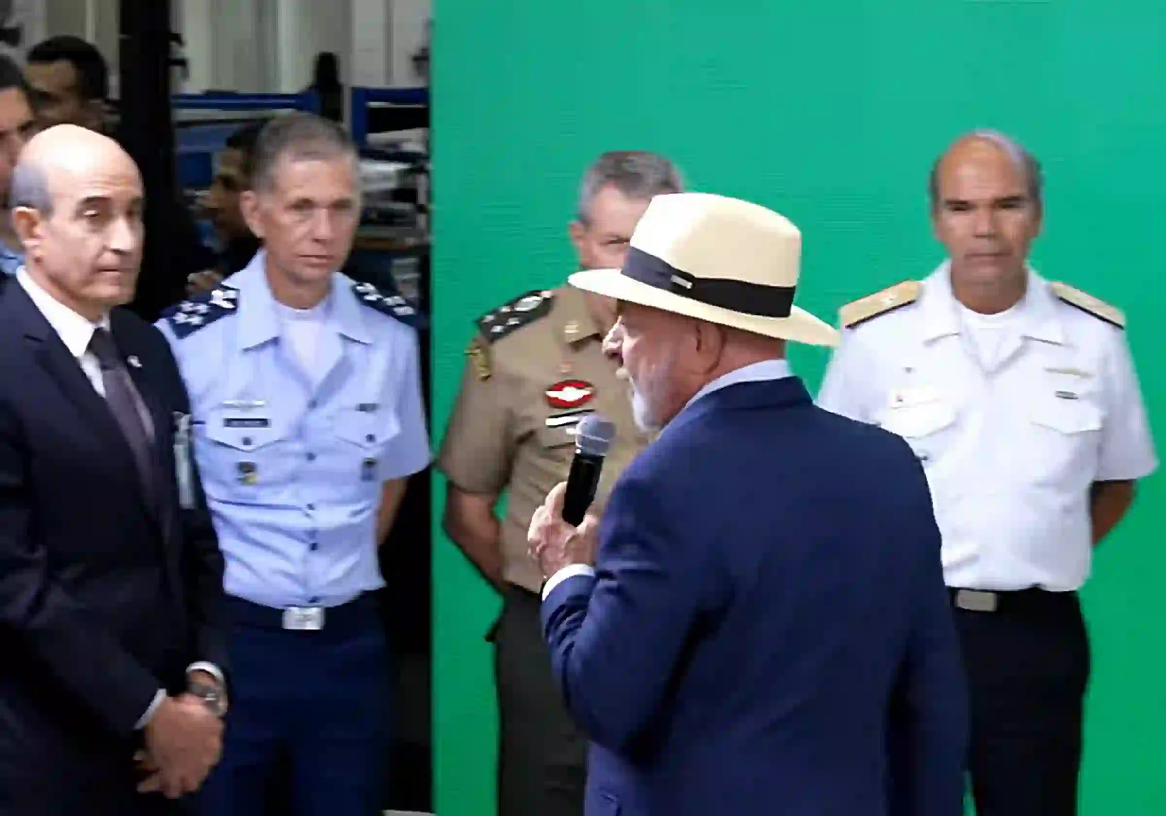 O Presidente Lula durante visita a unidades industriais da empresa Avibras Aeroco |24.7.2026| imagem reprodução Lula/YouTube |•| Urbs Magna