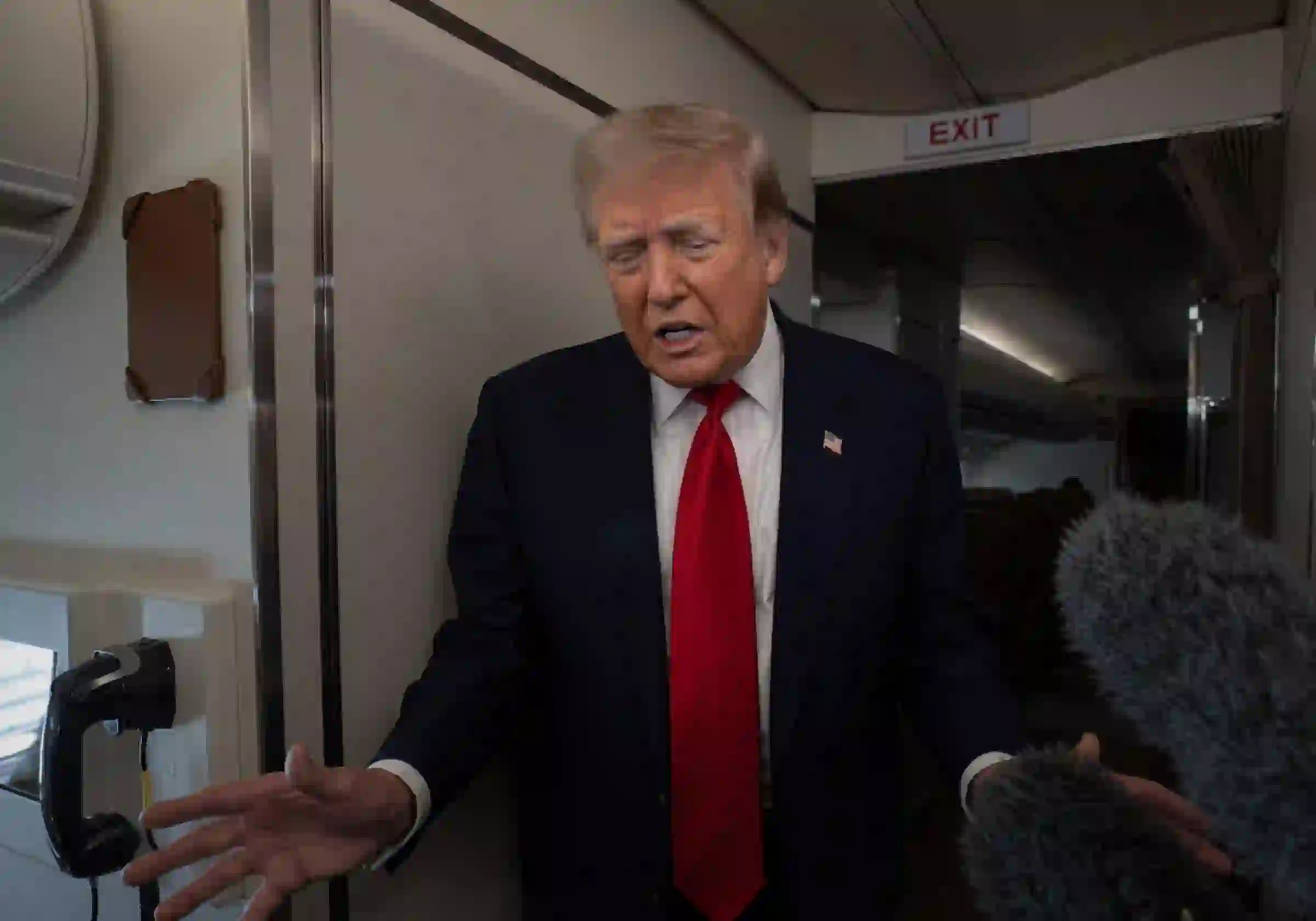 O presidente dos EUA, Donald Trump, a bordo do Air Force One / Imagem reprodução |•| URBS MAGNA