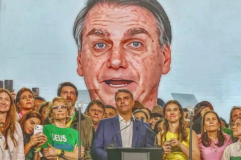 Imagem de IA reproduzindo o ex-presidente Jair Bolsonaro, preso por tentativa de golpe de Estado, foi exibida em evento com o senador Flávio / Foto: Beto Barata/PL/Fotos Públicas |•| URBS MAGNA
