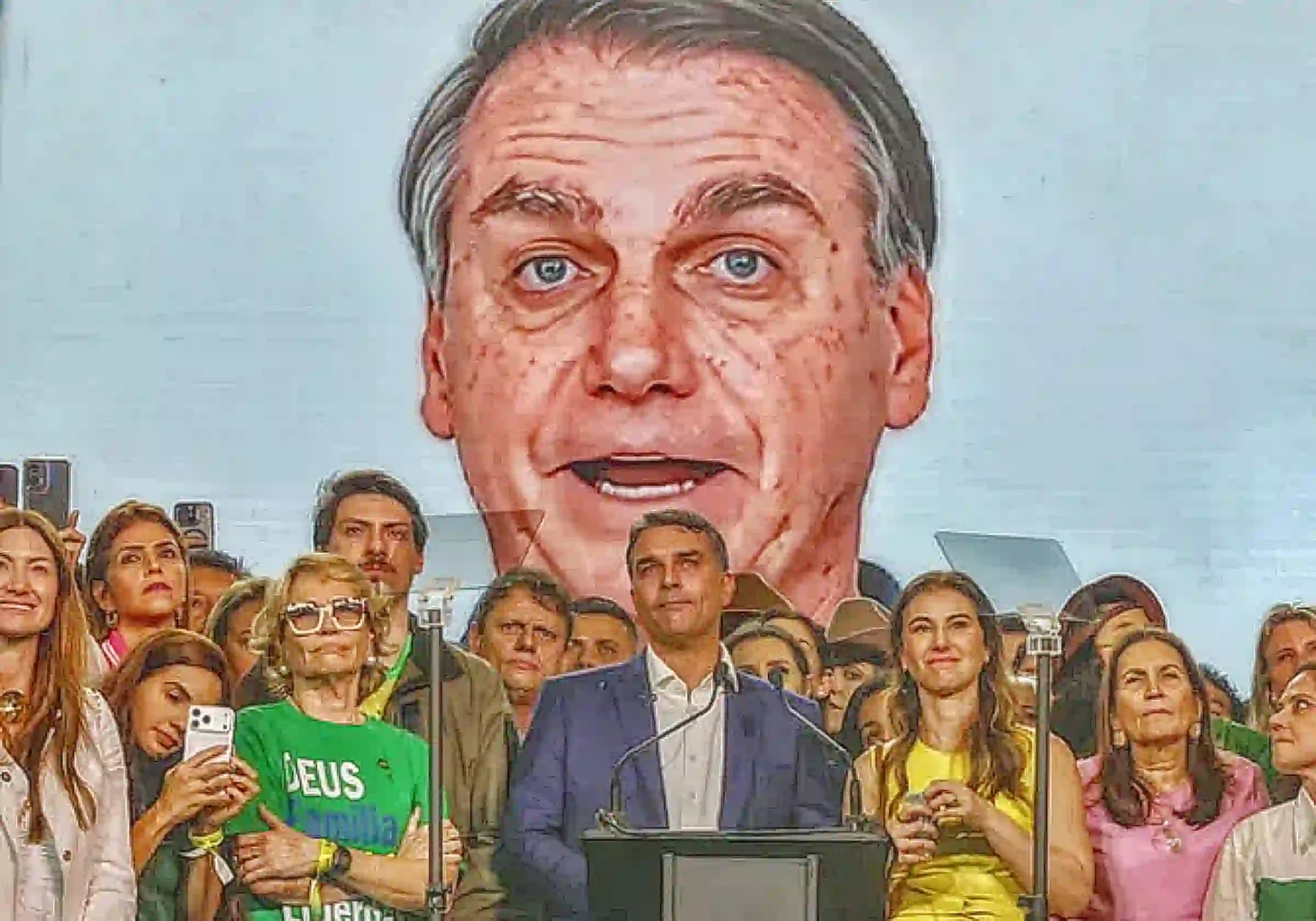Imagem de IA reproduzindo o ex-presidente Jair Bolsonaro, preso por tentativa de golpe de Estado, foi exibida em evento com o senador Flávio / Foto: Beto Barata/PL/Fotos Públicas |•| URBS MAGNA