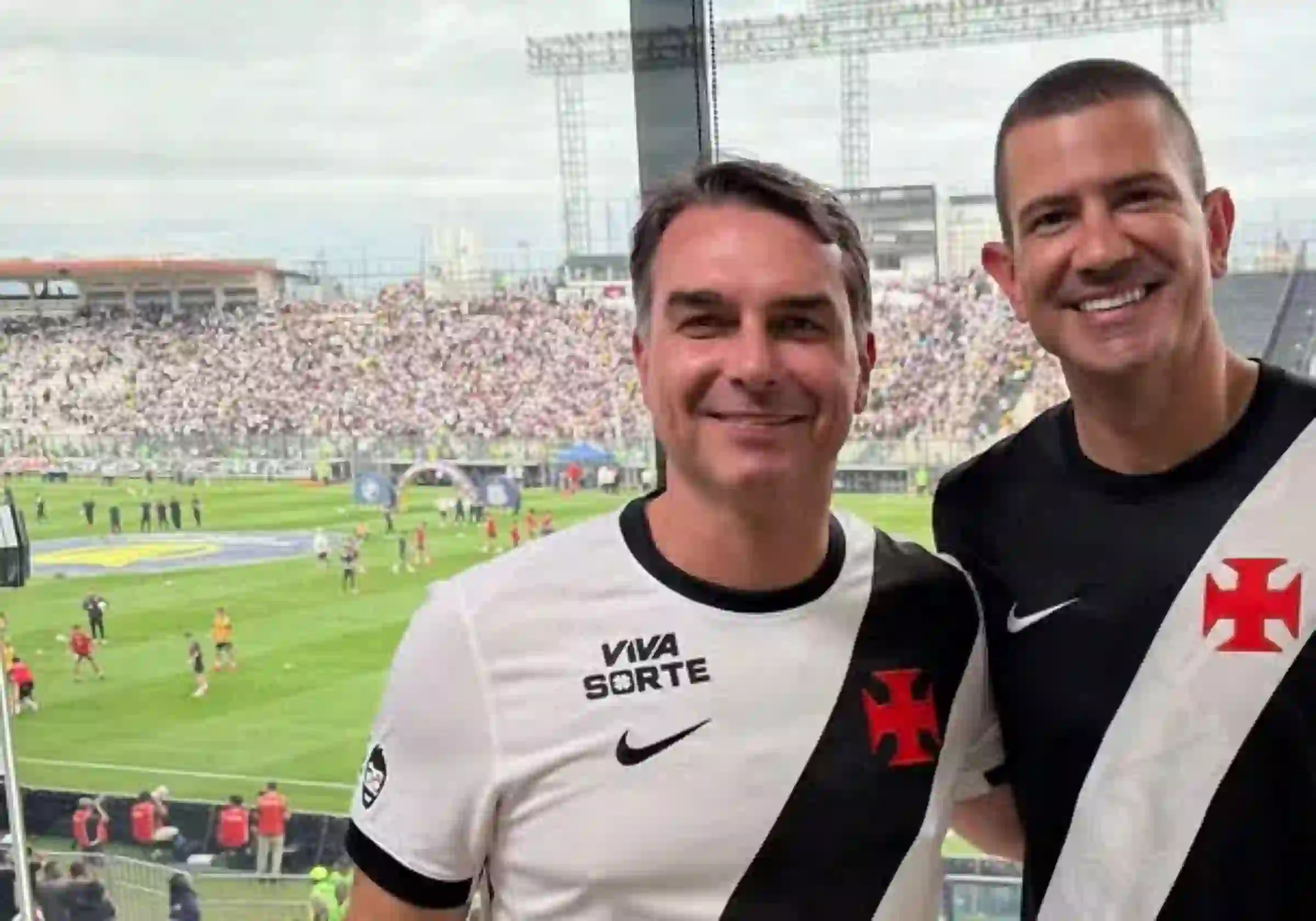 Flávio Bolsonaro e o deputado estadual Douglas Ruas em São Januário |•|16.8.2026|•| Foto: Divulgação/PL via O GLobo |•| URBS MAGNA