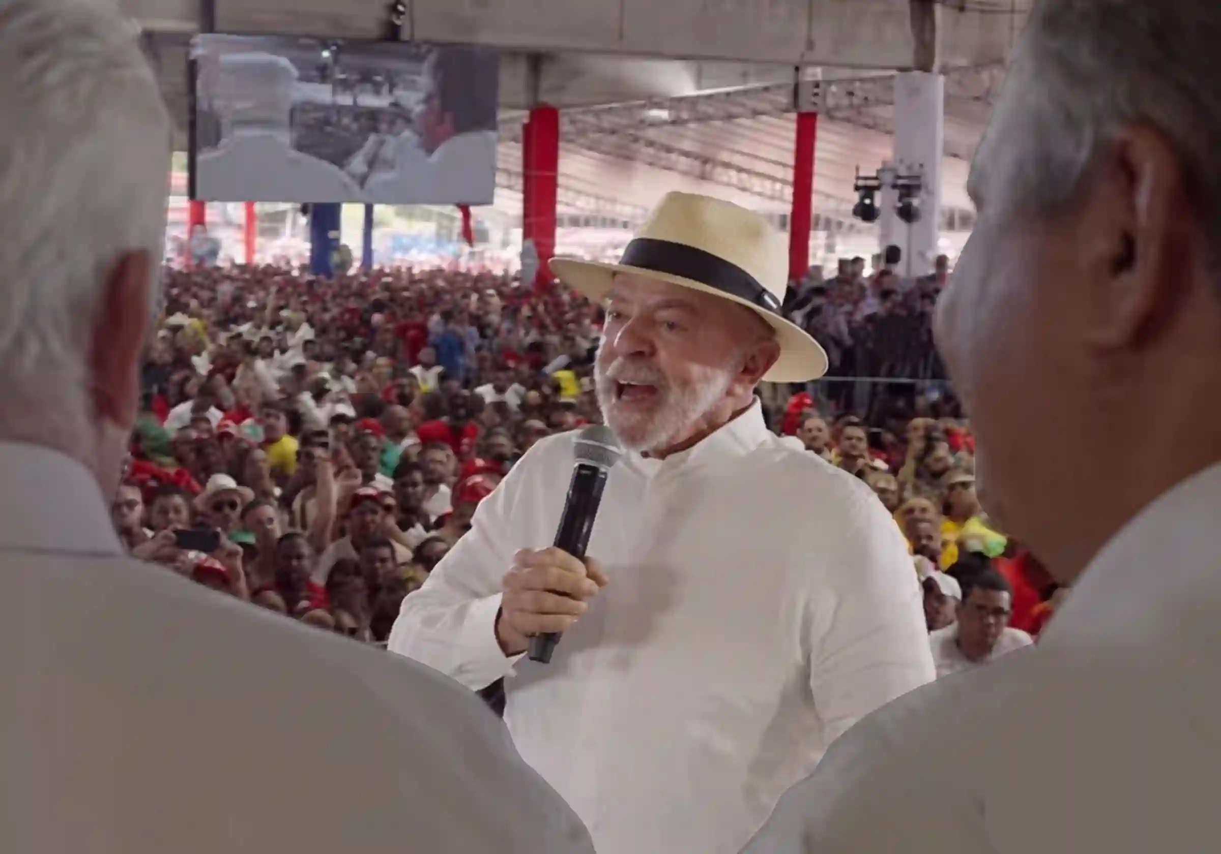 O presidente Lula discursa na Bahia, entre Jaques Wagner (E) e Rui Costa (D) |•| Imagem reprodução / Lula/YouTube |•| ARTE URBS MAGNA