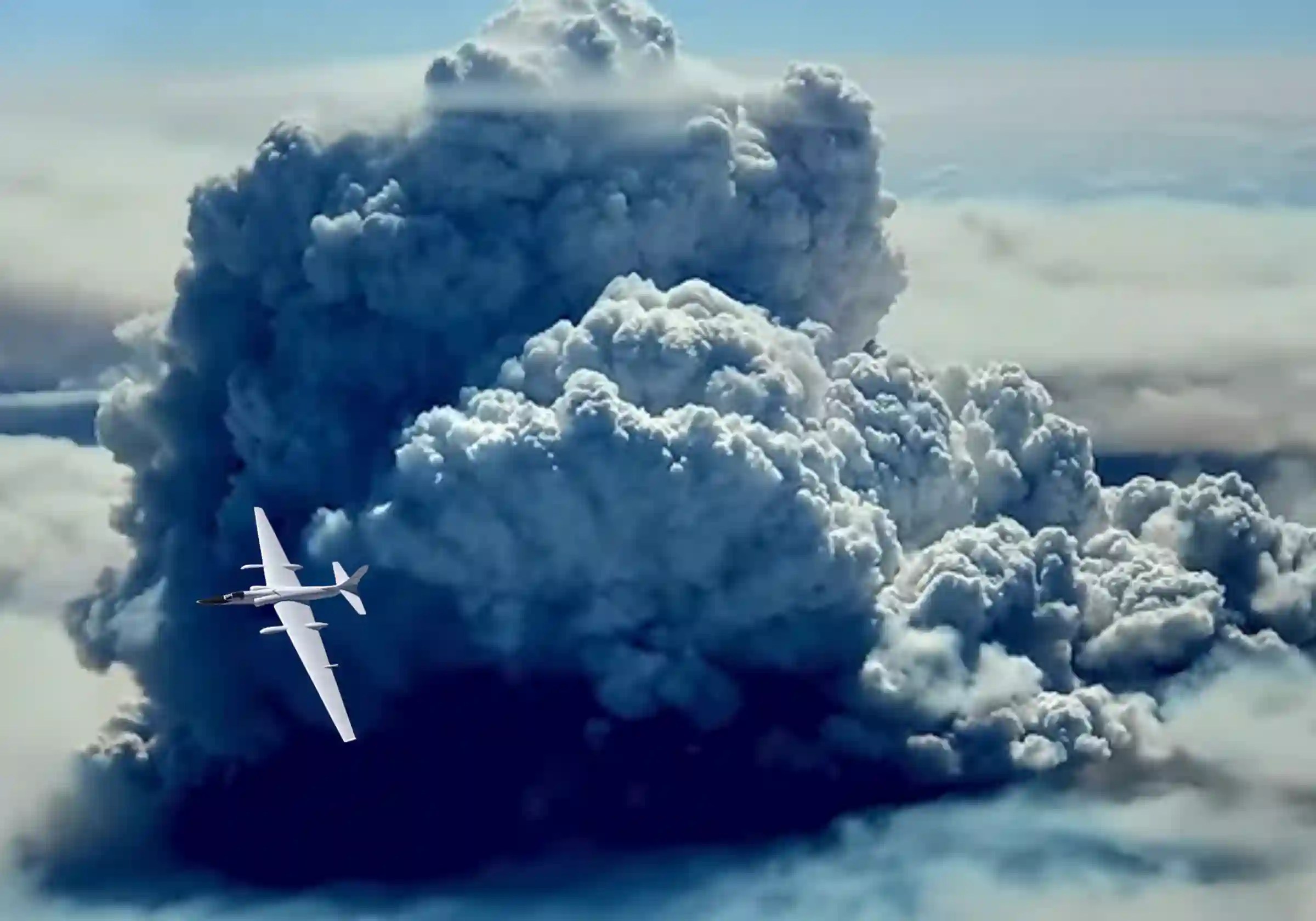 Avião ER-2 da NASA monitorando padrões climáticos associados aos incêndios florestais para compreender as nuvens pirocumulonimbus, que podem criar chuva, raios e tornados de fogo. aeronave está equipada com rastreadores infravermelhos avançados para incêndios florestais, permitindo a coleta de dados em tempo real / Imagens reprodução |•| Montagem URBS MAGNA