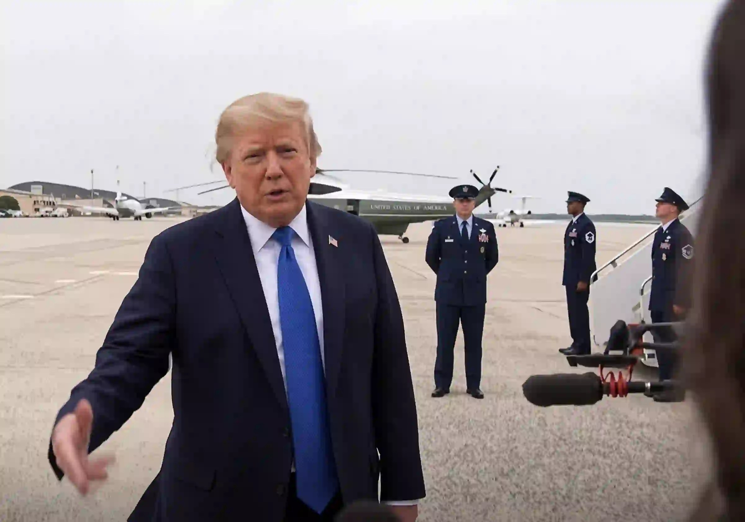 O presidente dos EUA, Donald Trump, responde a jornalistas sobre a crise no porta-aviões Abraham Lincoln antes de embarcar para seu clube de golpe / Imagem reprodução |•| URBS MAGNA