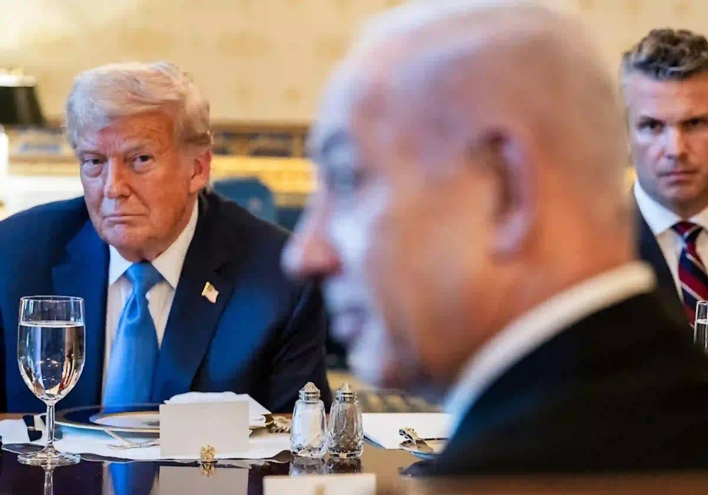 O presidente dos EUA, Donald Trump, o premiê de Israel, Benjamim Netanyahu, e o Secretário de Defesa dos Estados Unidos, Pete Hegseth, em reunião na Casa Branca, em Washington |•| July 7, 2025 |•| Foto: AFP |•| URBS MAGN
