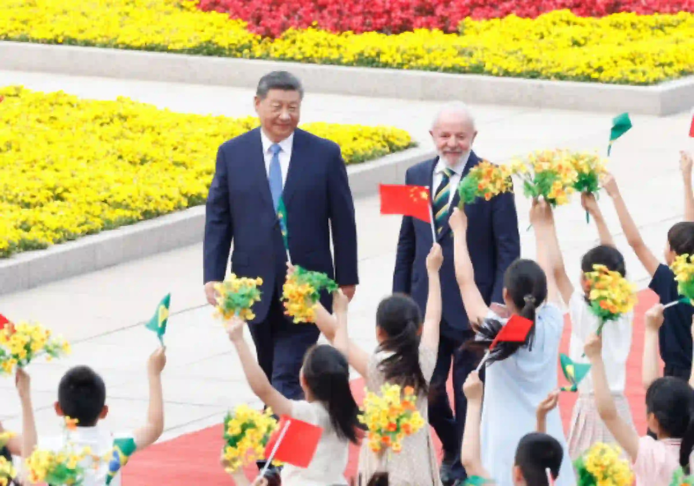 O presidente chinês Xi Jinping e o presidente brasileiro Luiz Inácio Lula da Silva durante visita do estadista à Pequim, em maio de 2025 / Foto: Xinhua/Yan Yan, Huang Jingwen, Yue Yuewei, Rao Aimin |•| Recorte URBS MAGNA