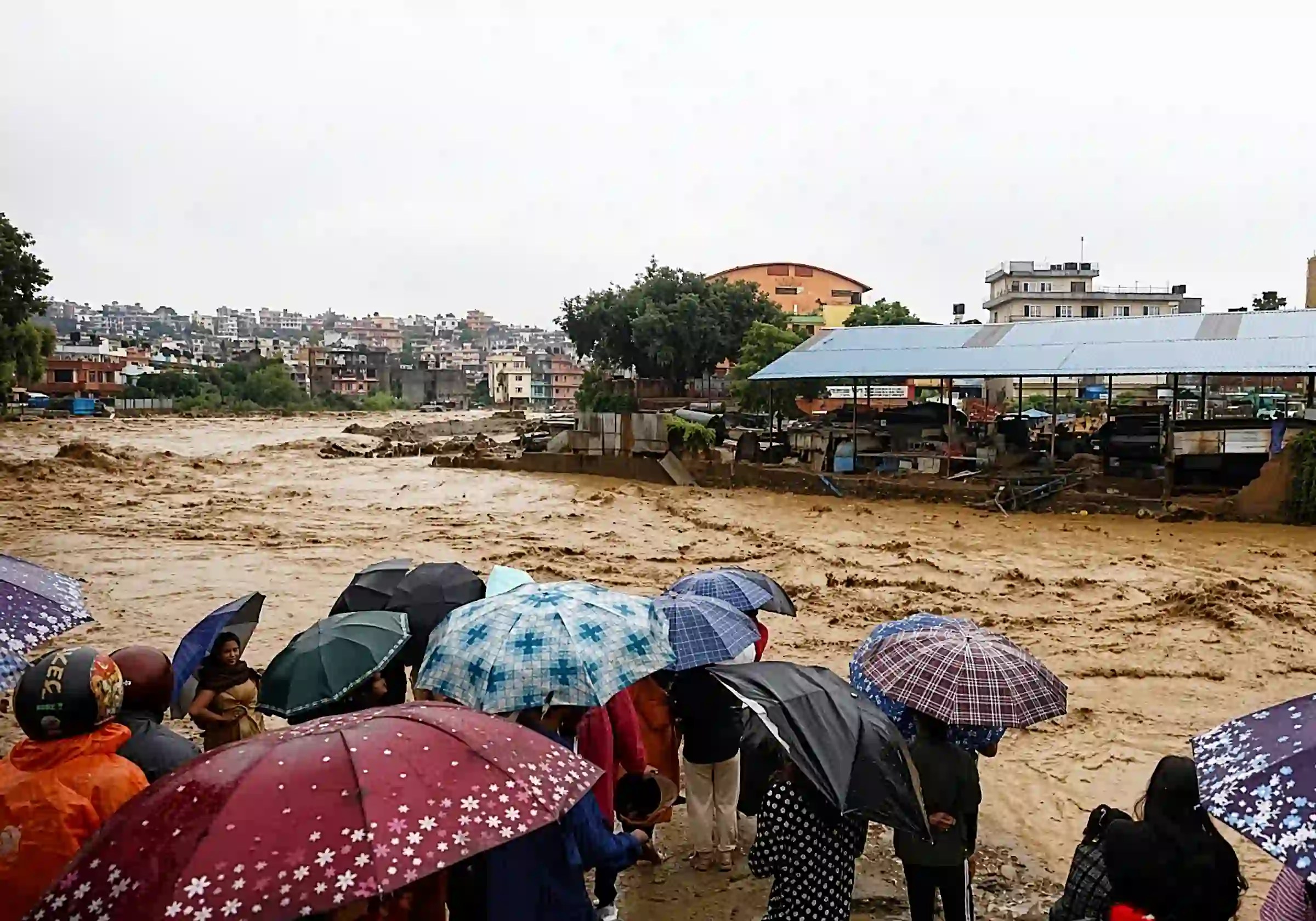 O desastre do deslizamento de lama já causou 538 mortes no Nepal e cinco na China. Centenas de pessoas continuam desaparecidas / Foto: Xinhua |•| URBS MAGNA