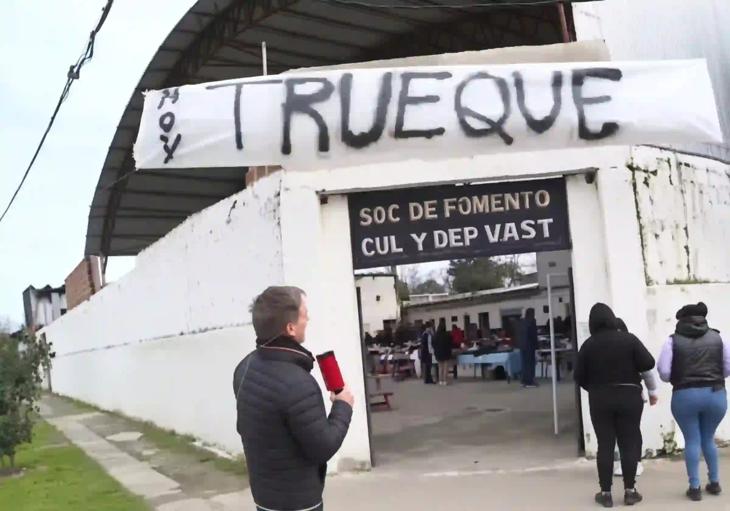 A Sociedad de Fomento de Villa Astolfi, localizada na esquina das ruas Soler e Santa Lucía, no bairro de Villa Astolfi, em Pilar - Província de Buenos Aires, Argentina |•| Imagem reprodução / @jsescrittor/Threads |•| URBS MAGNA