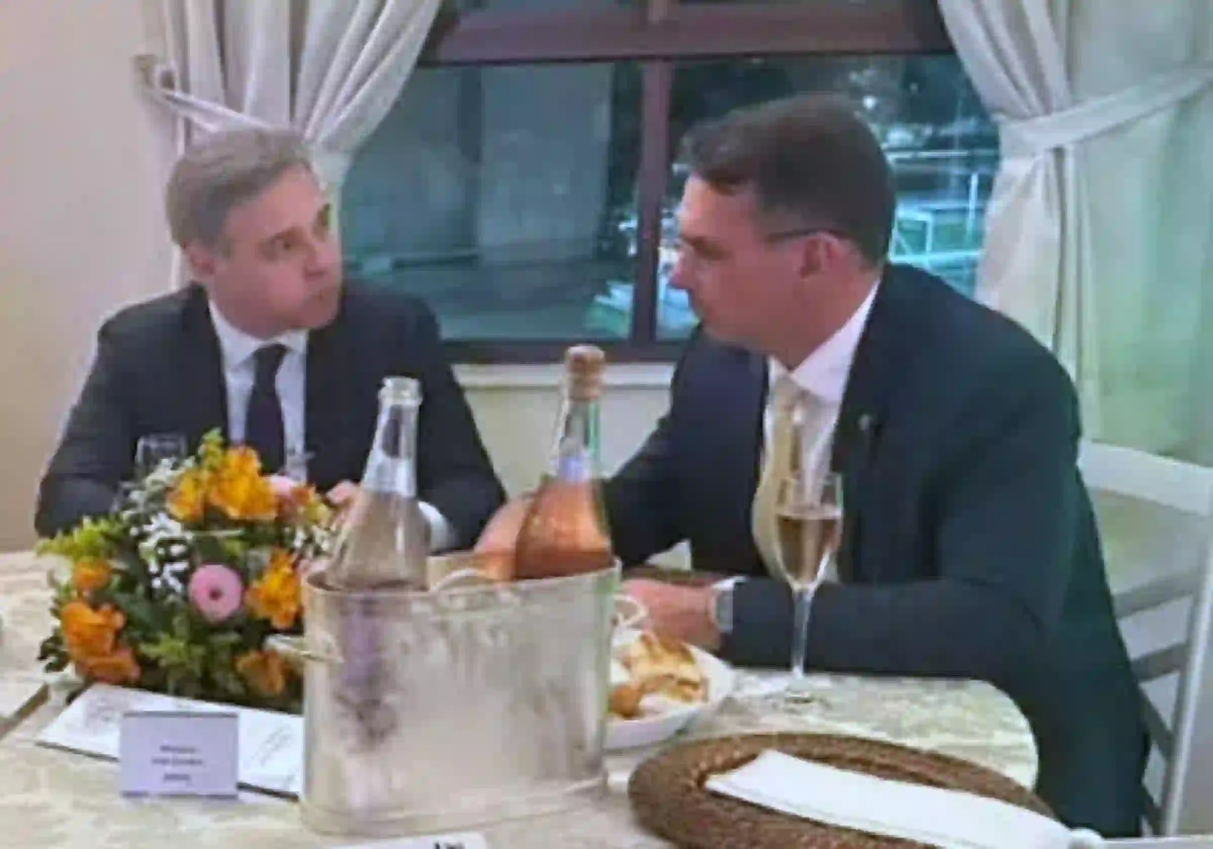 O ministro do STF André Mendonça e o senador Flávio Bolsonaro em evento de juristas conservadores 11.8.2024 | Imagem reprodução via O Globo