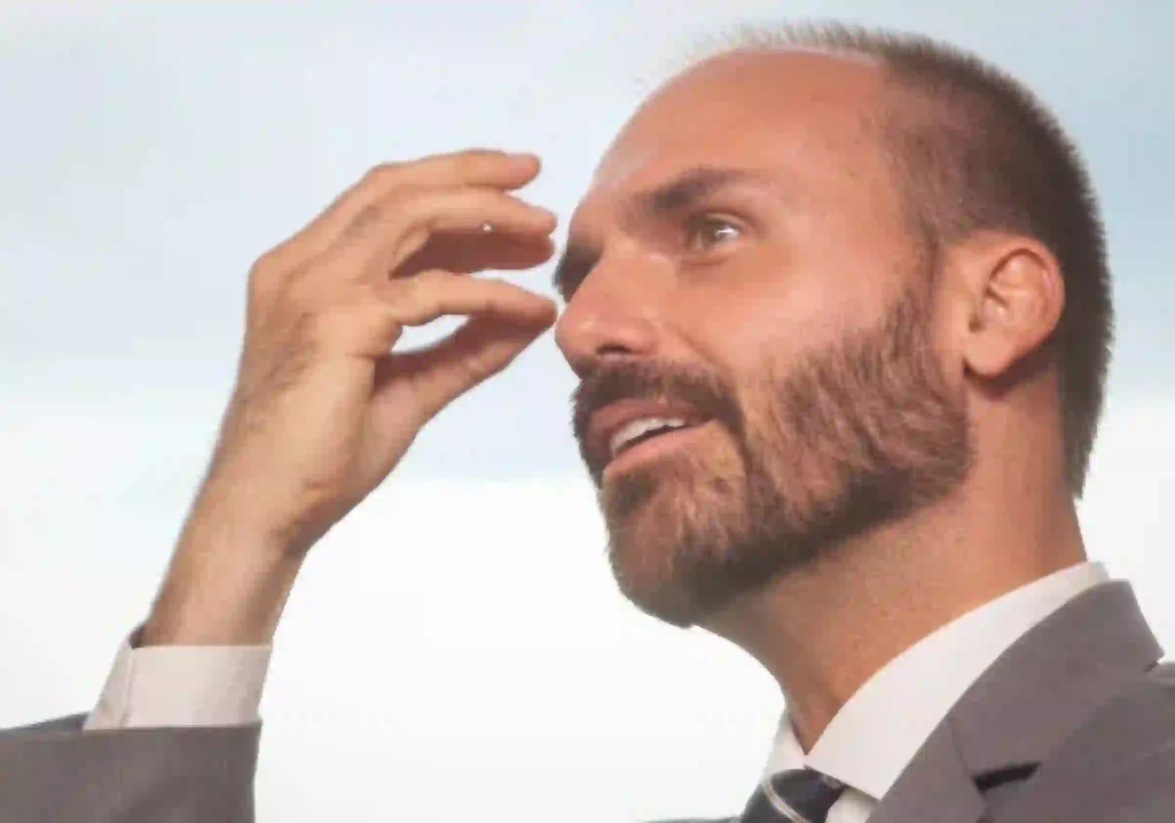 Ministro de Lula oficializa demissão de Eduardo Bolsonaro do cargo de escrivão da Polícia Federal