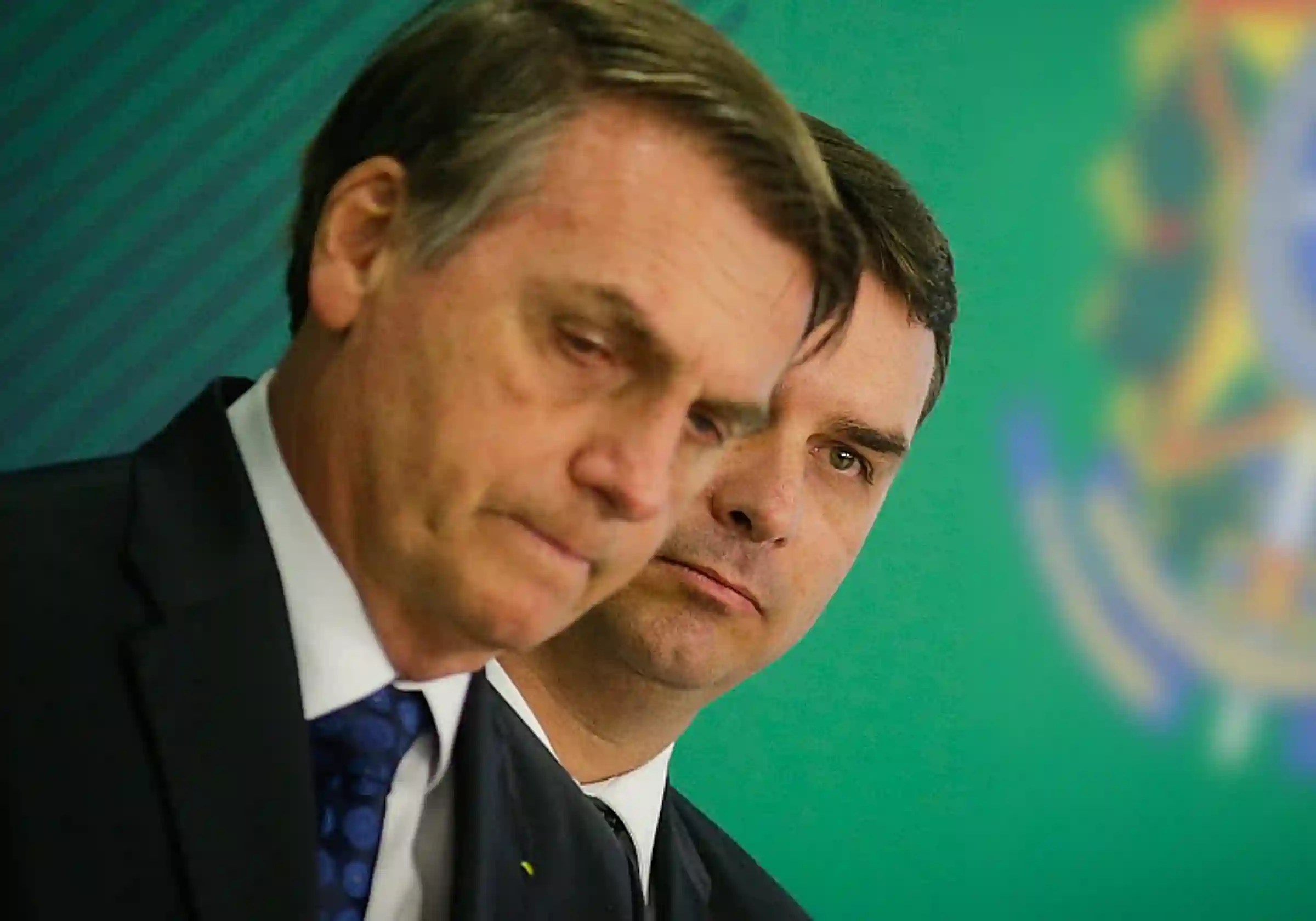 Flávio Bolsonaro e seu pai, o então presidente Jair Bolsonaro, hoje preso por tentativa de golpe de Estado | Foto: Igo Estrela/Metrópoles