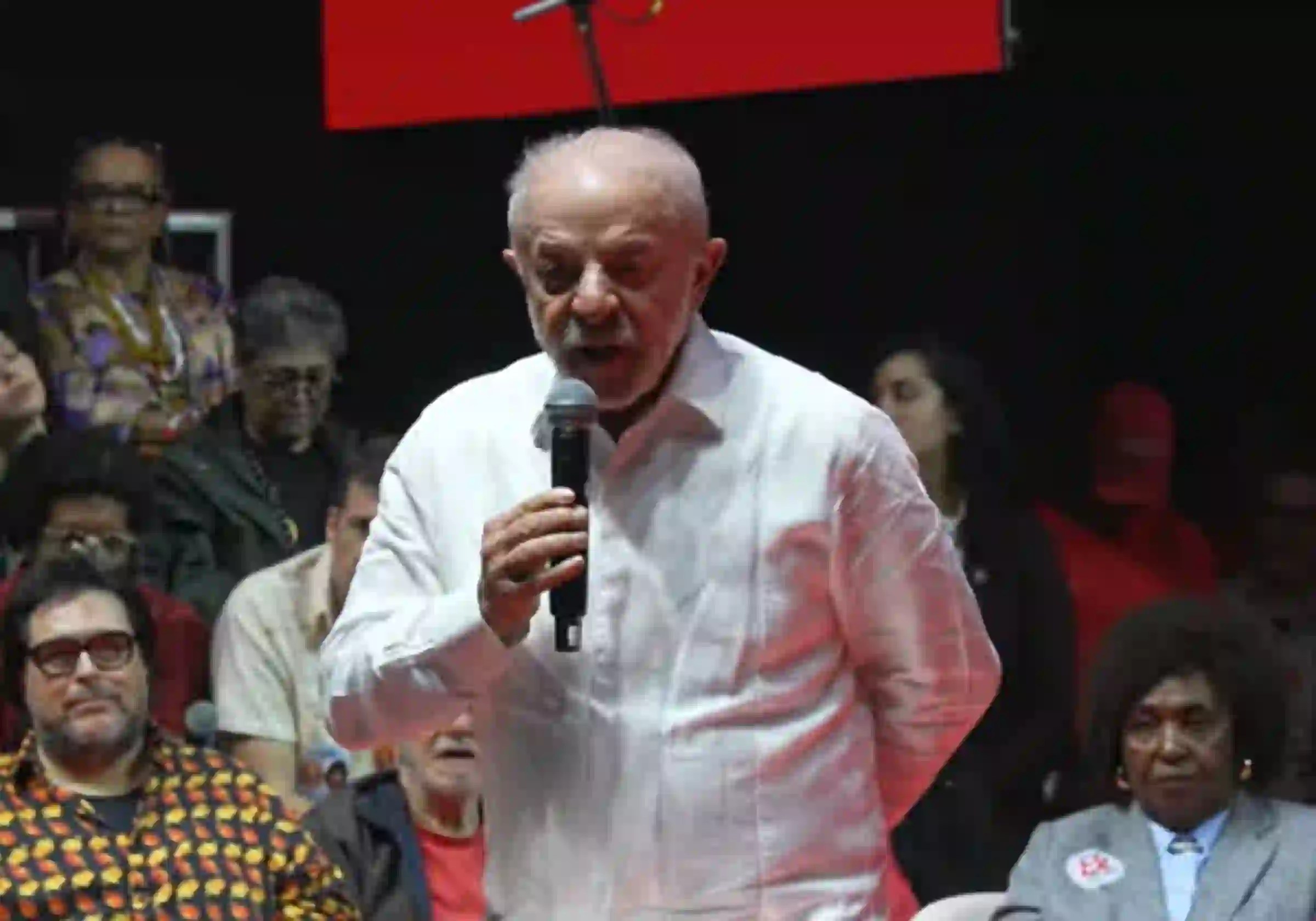 Lula defende cláusula pétrea para a cultura e relata omissão após 2010