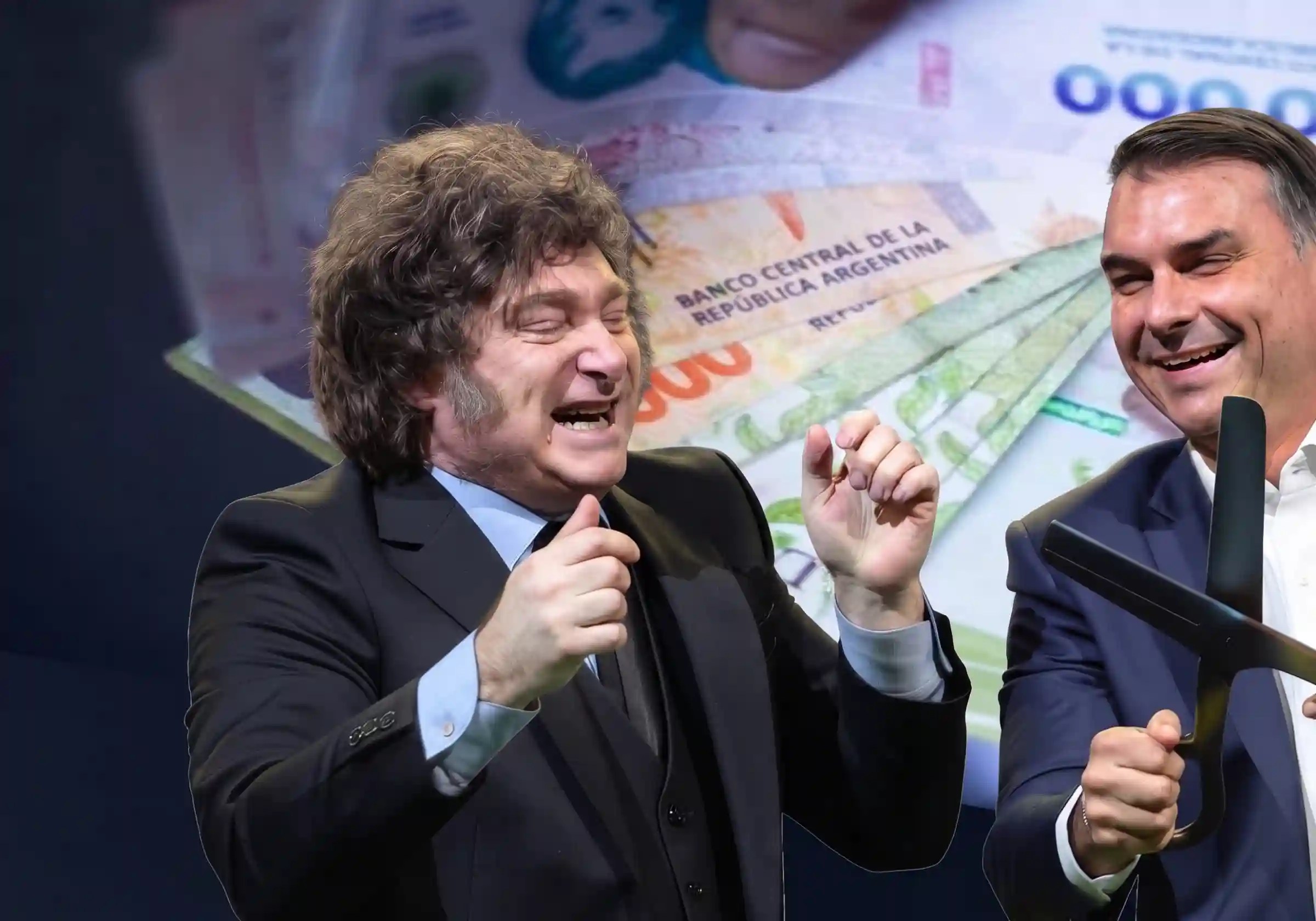 O presidente da Argentina, Javier Milei, em evento com seu aliado da extrema direita no Brasil, Flávio Bolsonaro (PL) / Foto: Allison Sales/NurPhoto via Getty Images | Ao lado, cédulas de peso argentino / reprodução / @teleSURtv/X |•| Arte URBS MAGNA