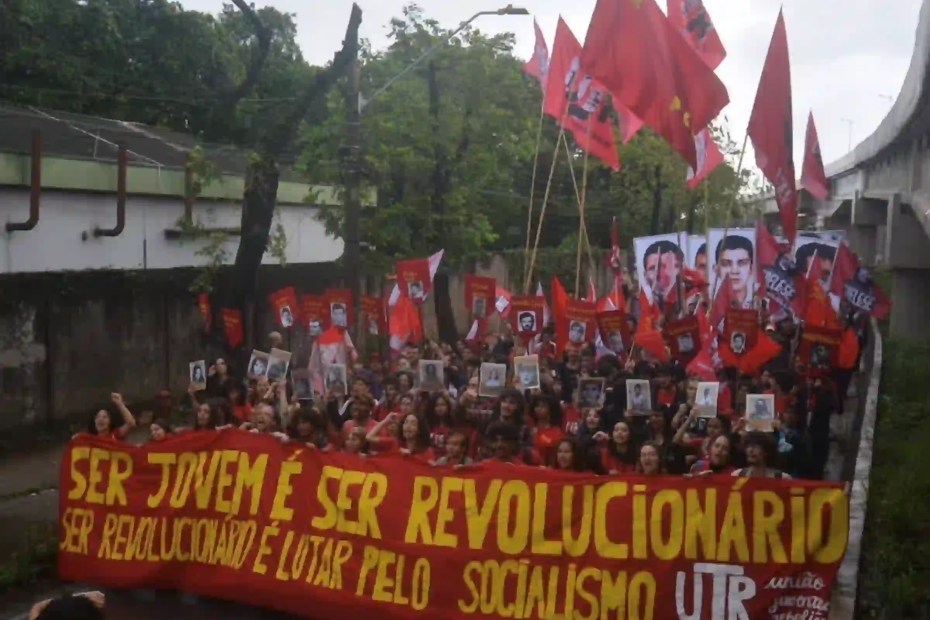 Partido Comunista Revolucionário (PCR) realizou passeata em São Paulo como homenagem a heróis assassinados pela ditadura militar no Brasil e saudação à memória de históricos líderes comunistas |6.9.2026| Imagem reprodução / @O_Papo/X |•| URBS MAGNA