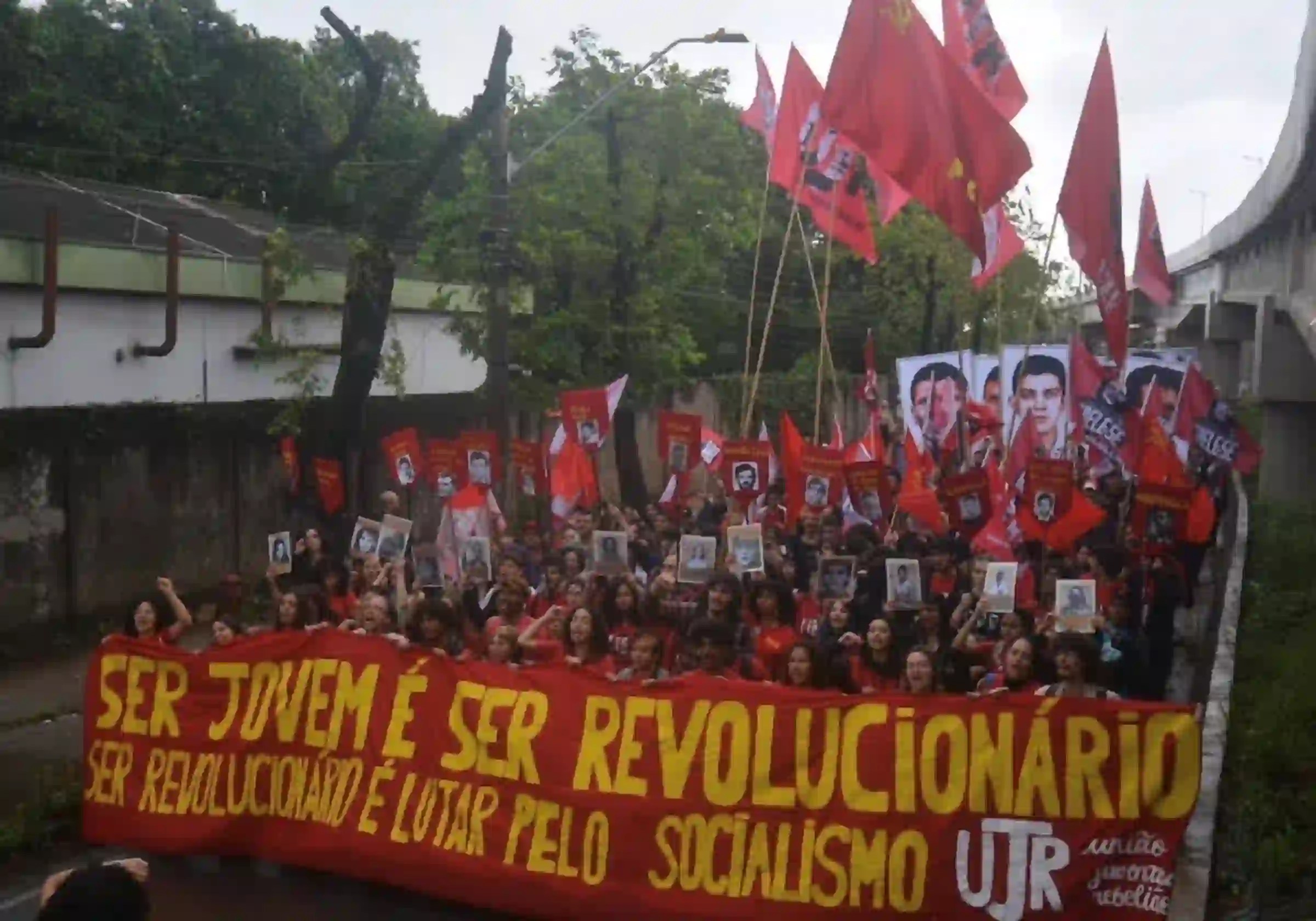 Partido Comunista Revolucionário (PCR) realizou passeata em São Paulo como homenagem a heróis assassinados pela ditadura militar no Brasil e saudação à memória de históricos líderes comunistas |6.9.2026| Imagem reprodução / @O_Papo/X |•| URBS MAGNA