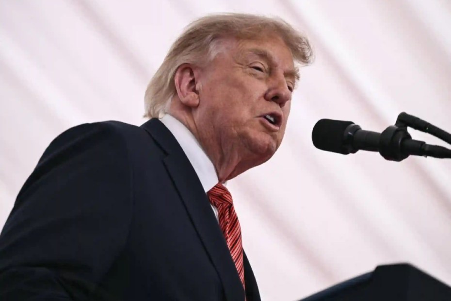 O presidente dos EUA, Donald Trump, discursa em uma cerimônia especial durante sua visita à residência do embaixador americano na capital irlandesa, Dublin, em 12 de setembro de 2026 / FOTO: AFP |•| URBS MAGNA