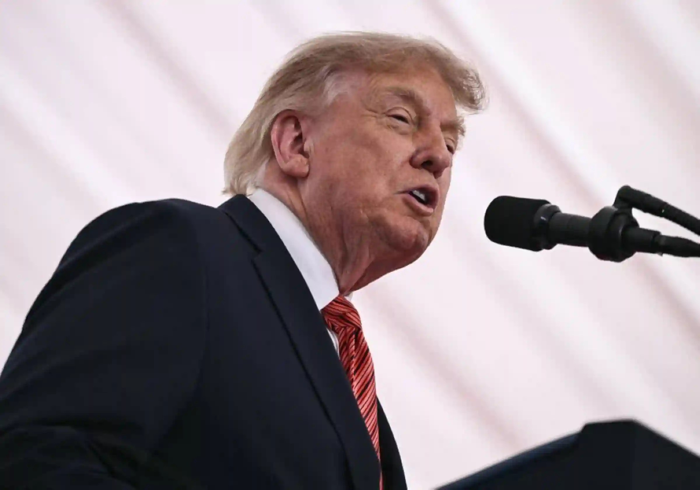 O presidente dos EUA, Donald Trump, discursa em uma cerimônia especial durante sua visita à residência do embaixador americano na capital irlandesa, Dublin, em 12 de setembro de 2026 / FOTO: AFP |•| URBS MAGNA