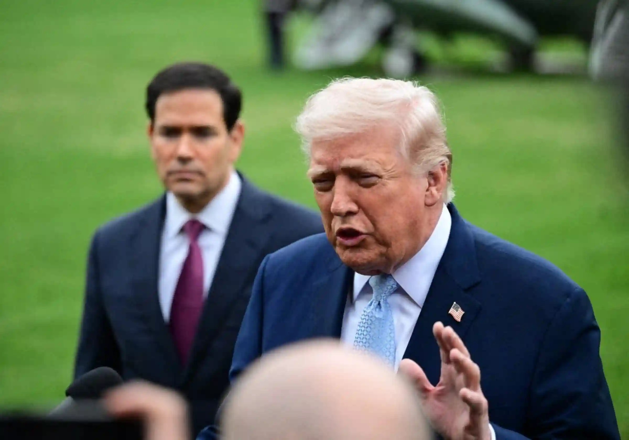 O presidente dos EUA, Donald Trump, fala com repórteres sobre o Estreito de Ormuz, acompanhado pelo secretário de Estado dos EUA, Marco Rubio, em Washington, DC, Estados Unidos |20.3.2026| Foto: VCG |•| URBS MAGNA