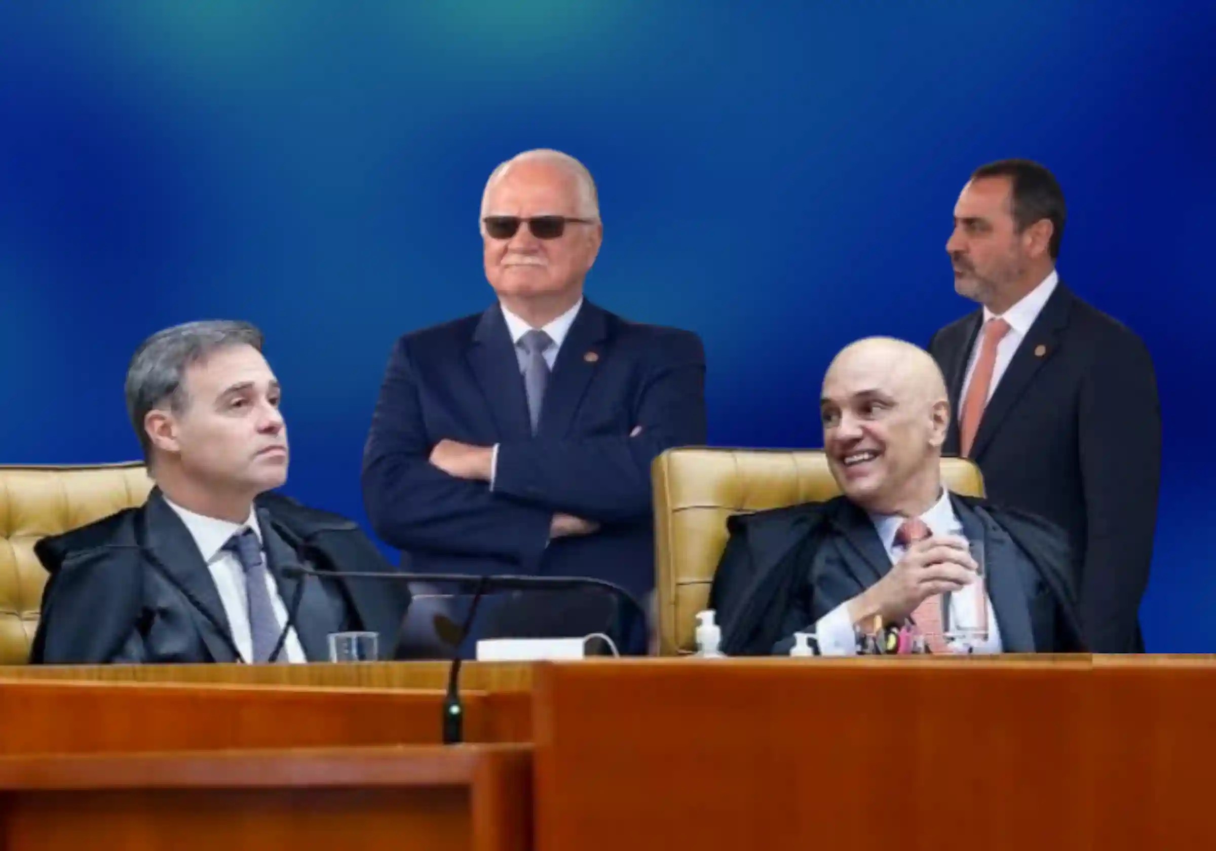 Os ministro do Supremo, André Mendonça e Alexandre de Moraes / Foto: Luiz Silveira/STF | Ao fundo, o presidente da Corte, Edson Fachin, e o diretor-geral da PF, Andrei Rodrigues, durante as comemorações de 7 de Setembro / Imagem reprodução redes sociais |•| URBS MAGNA