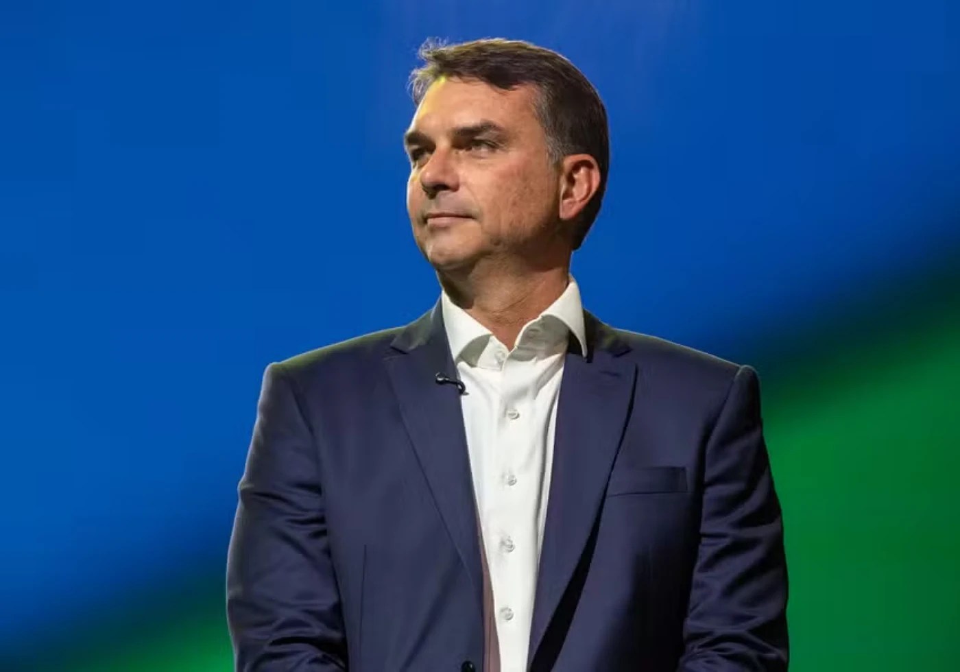 Campanha de Flávio Bolsonaro (Foto: Maira Erlich/Bloomberg) pagou R$ 600 mil à Elytron, que ofereceu IA para manipular eleições nos EUA, segundo Intercept. Sem provas de uso no Brasil |•| Urbs Magna