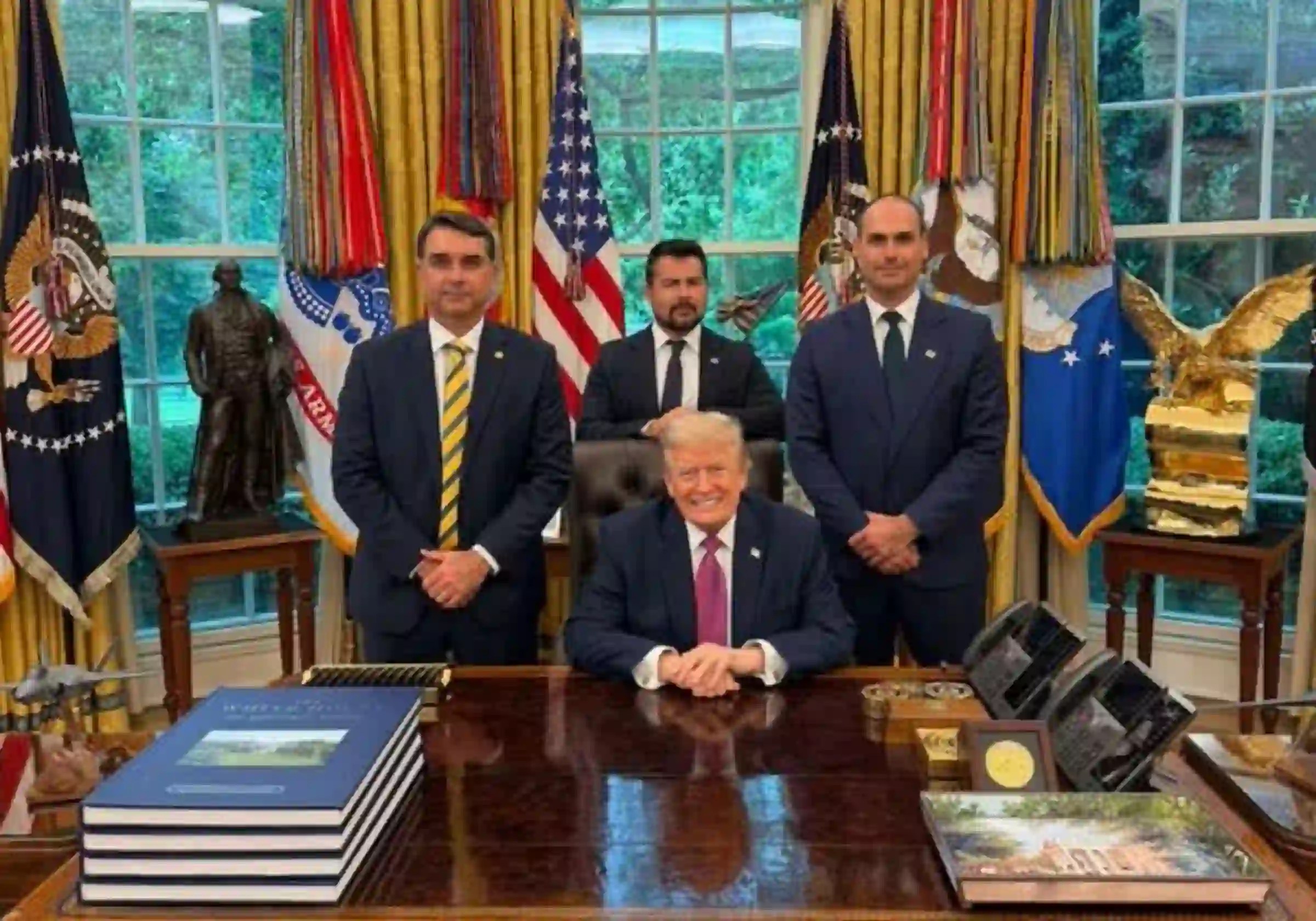 EUA empenham US$ 1 milhão em projeto que contesta o STF, dentro de pacote de US$ 176,9 milhões, revela o Guardian | Flávio e Eduardo Bolsonaro com Paulo Figueiredo em encontro com Donald Trump / Foto: Reprodução via O Globo |•| URBS MAGNA